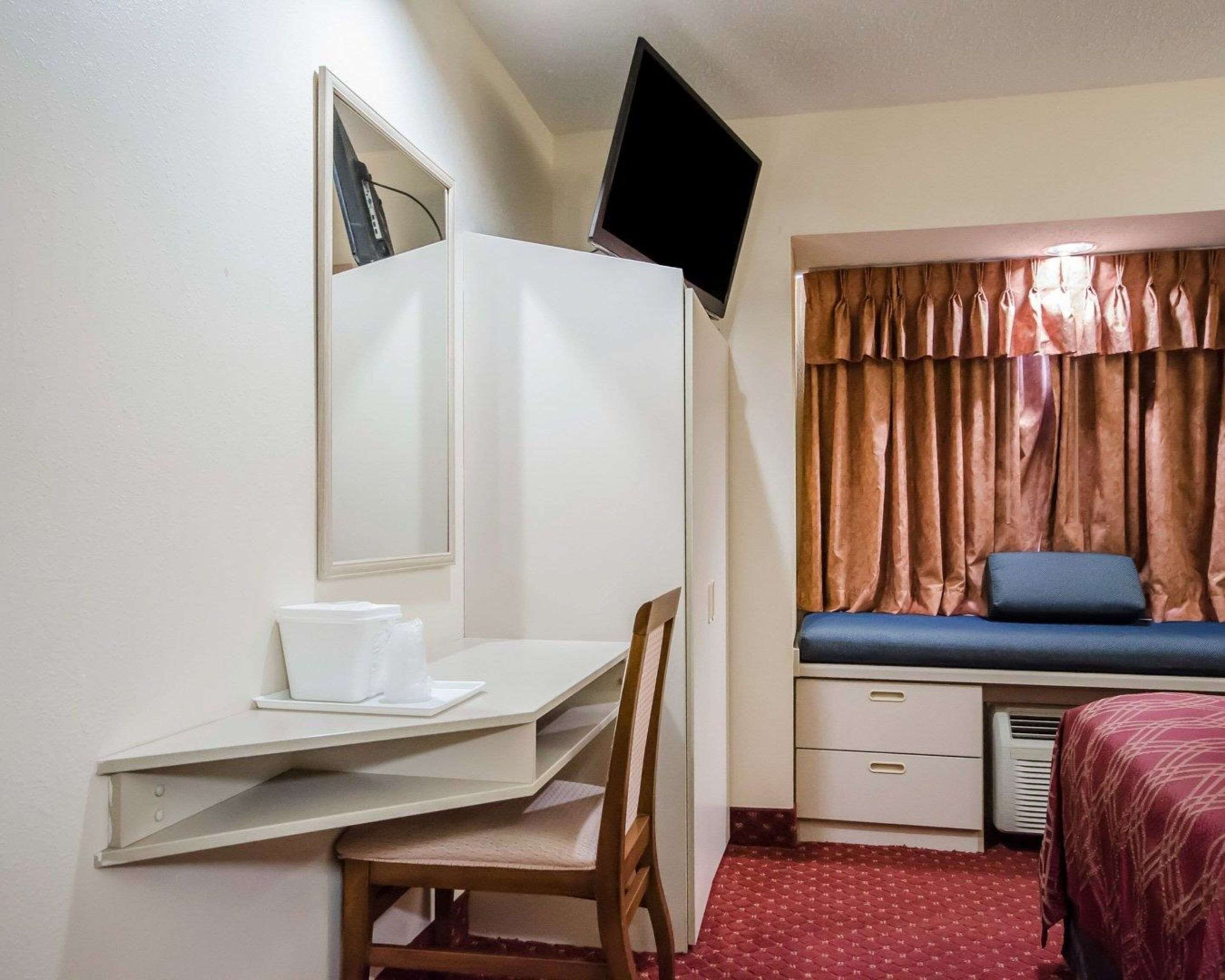Econo Lodge Inn & Suites