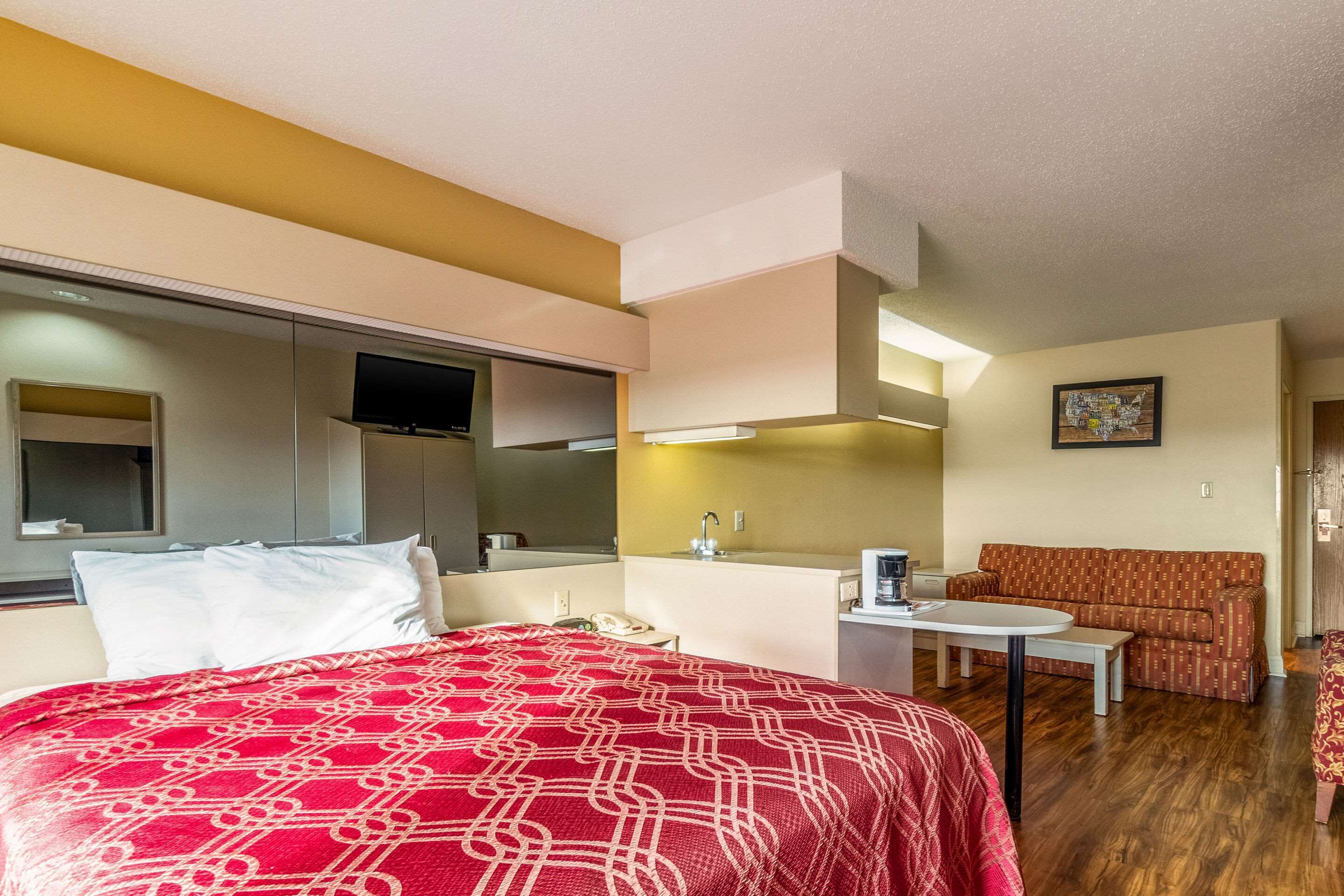 Econo Lodge Inn & Suites
