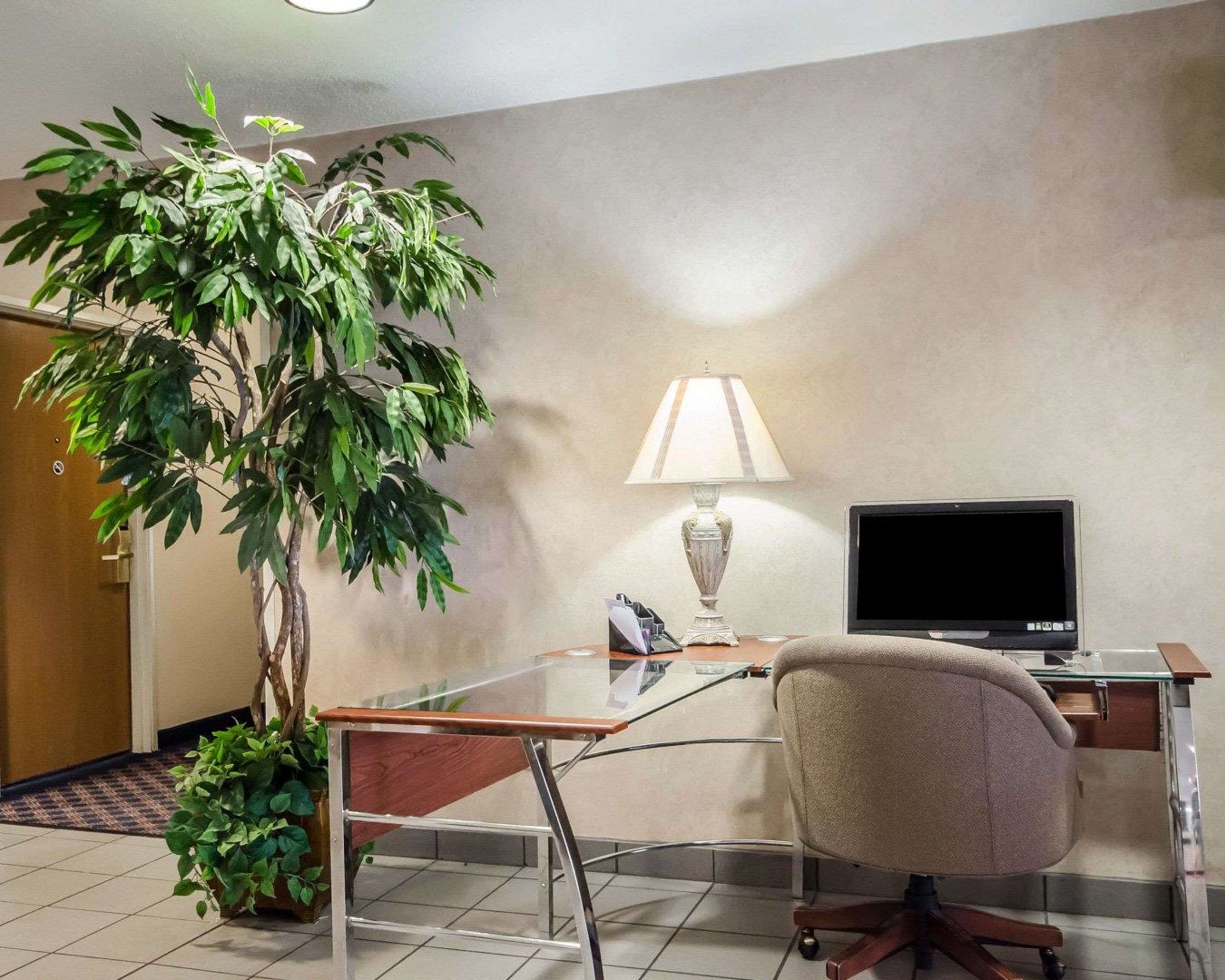 Econo Lodge Inn & Suites