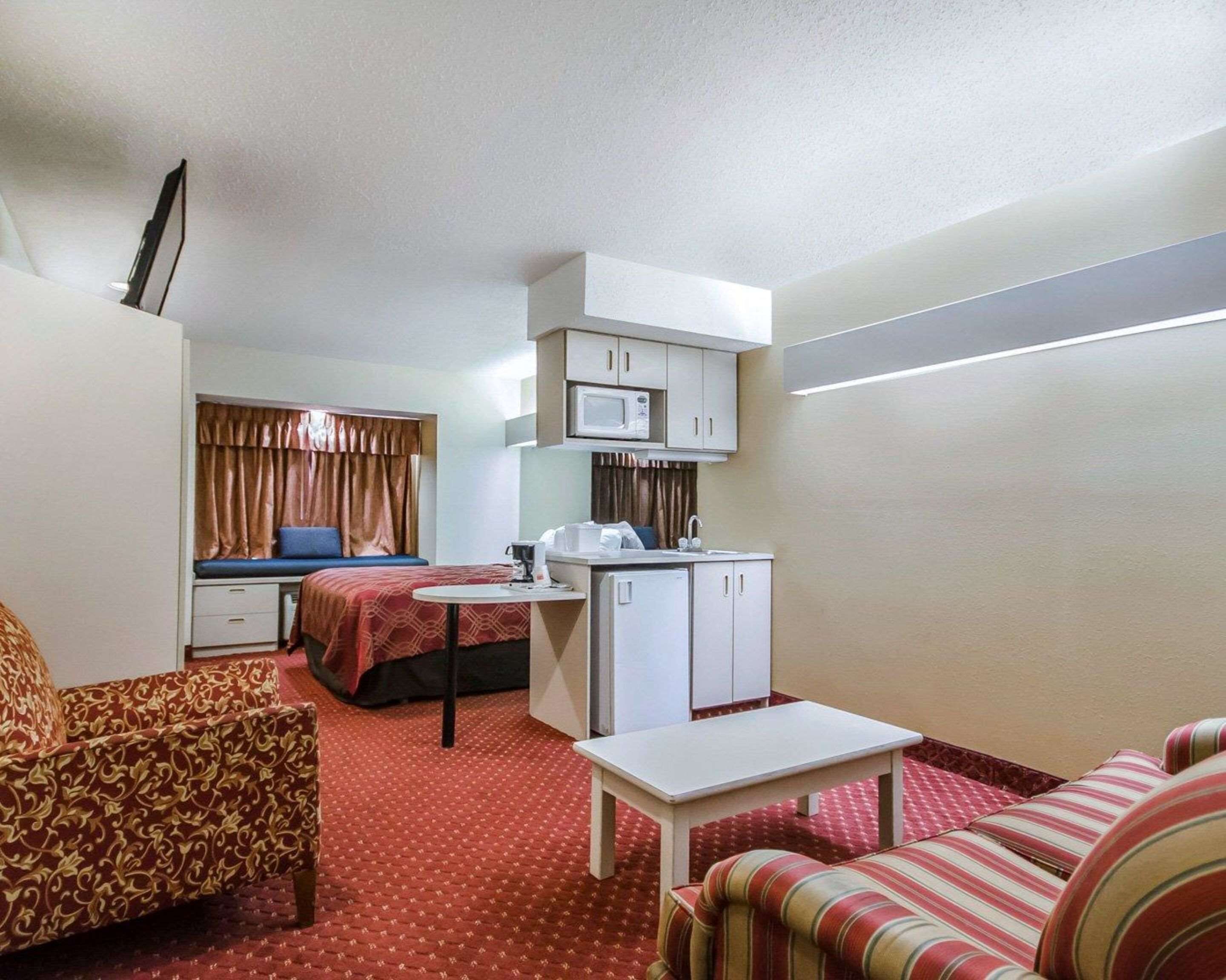 Econo Lodge Inn & Suites