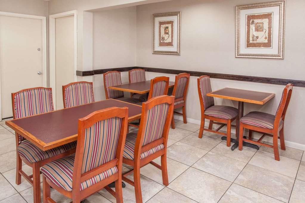 Days Inn by Wyndham Fort Wayne