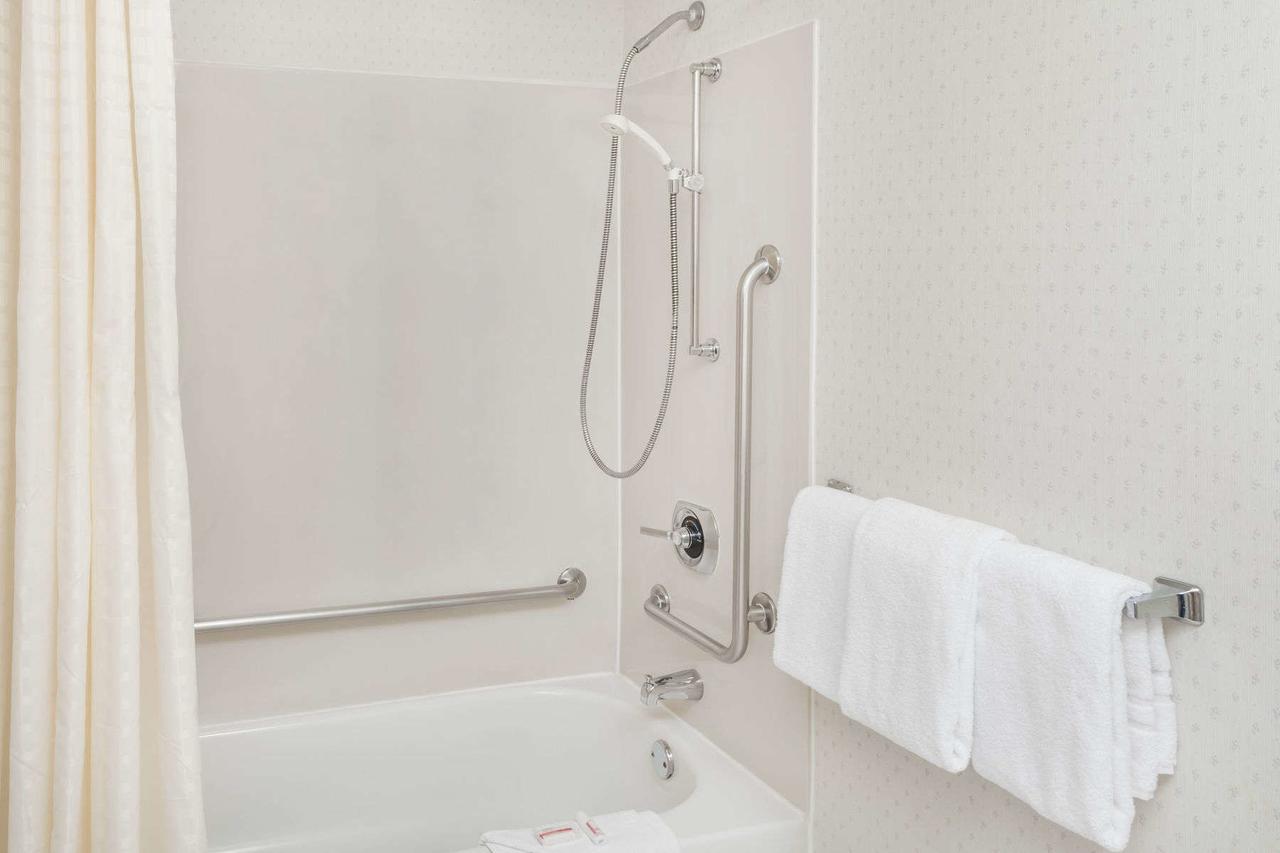 Travelodge by Wyndham Fort Wayne North