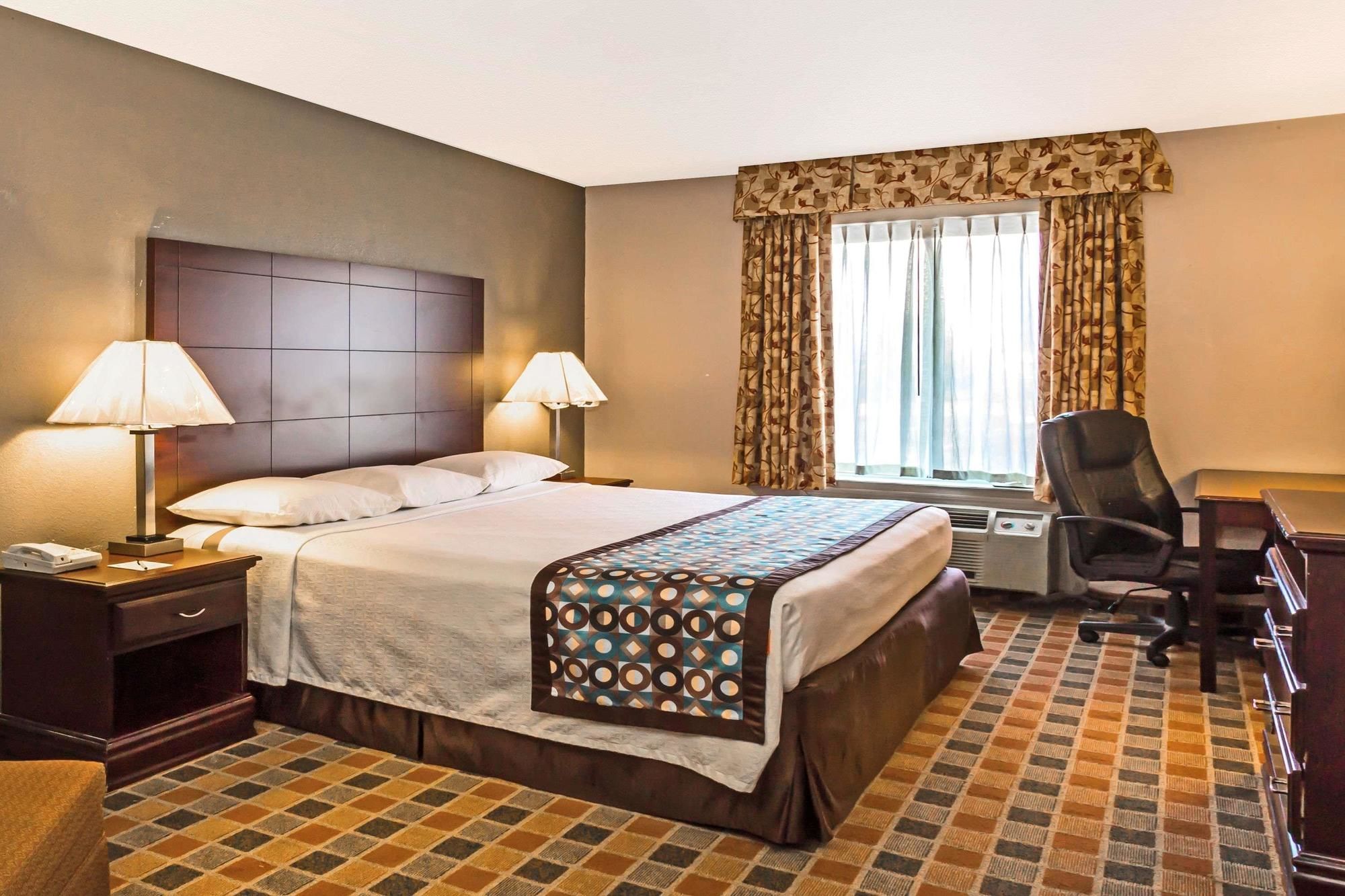 Super 8 by Wyndham Frankfort IN