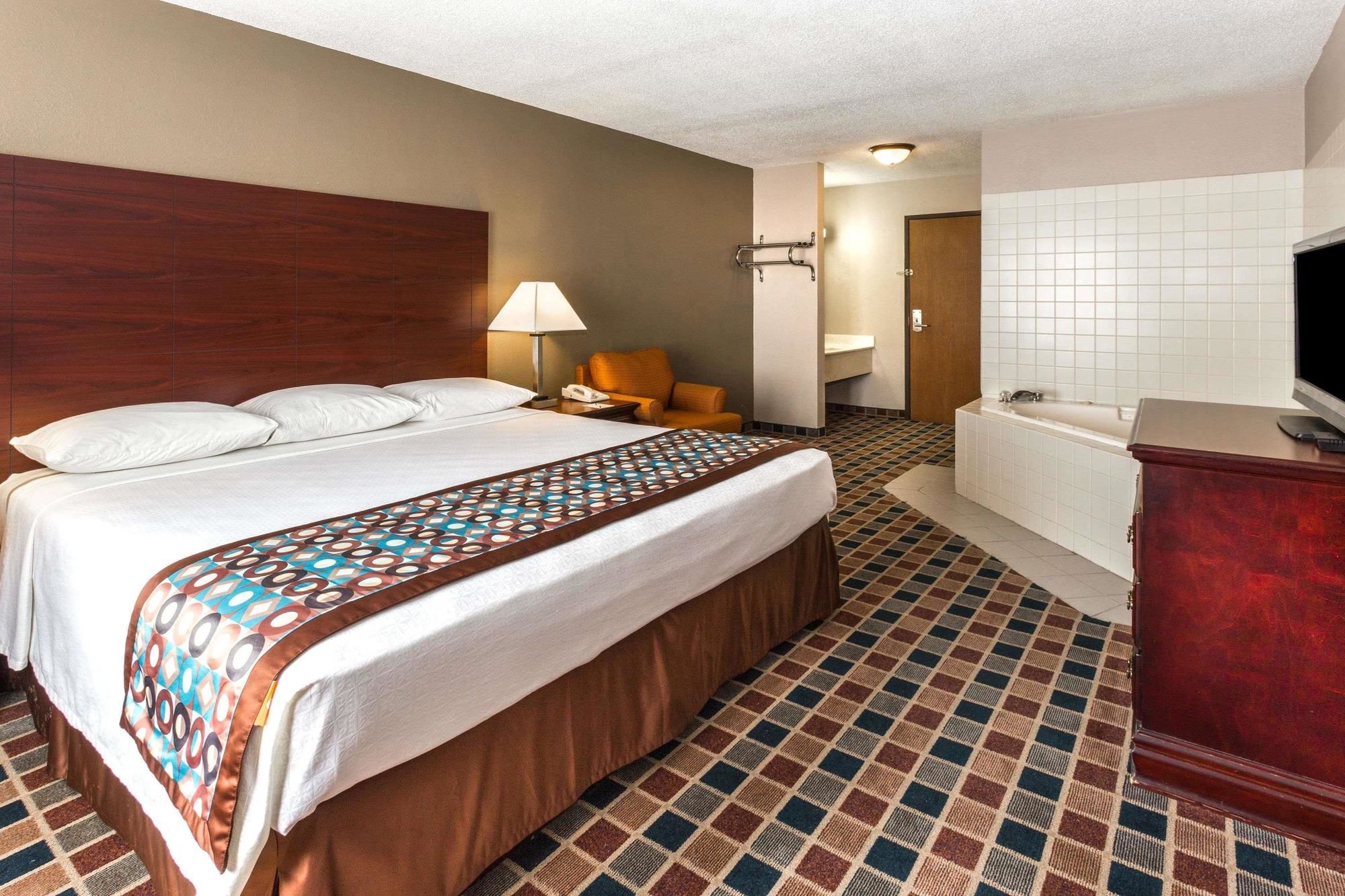 Super 8 by Wyndham Frankfort IN