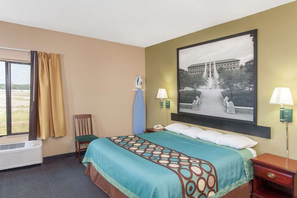Super 8 by Wyndham Goshen