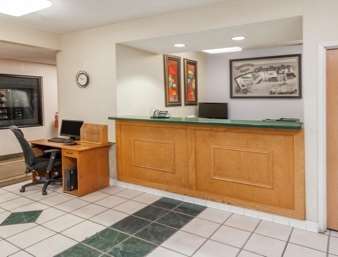 Super 8 by Wyndham Huntington