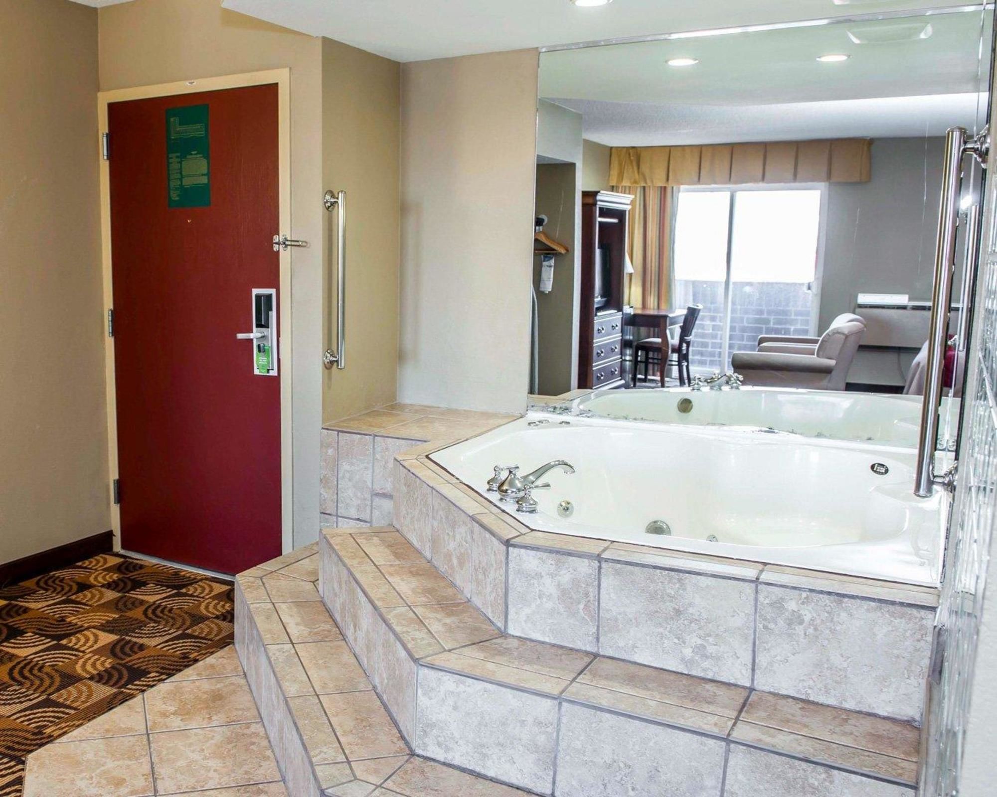 Comfort Inn & Suites North at the Pyramids