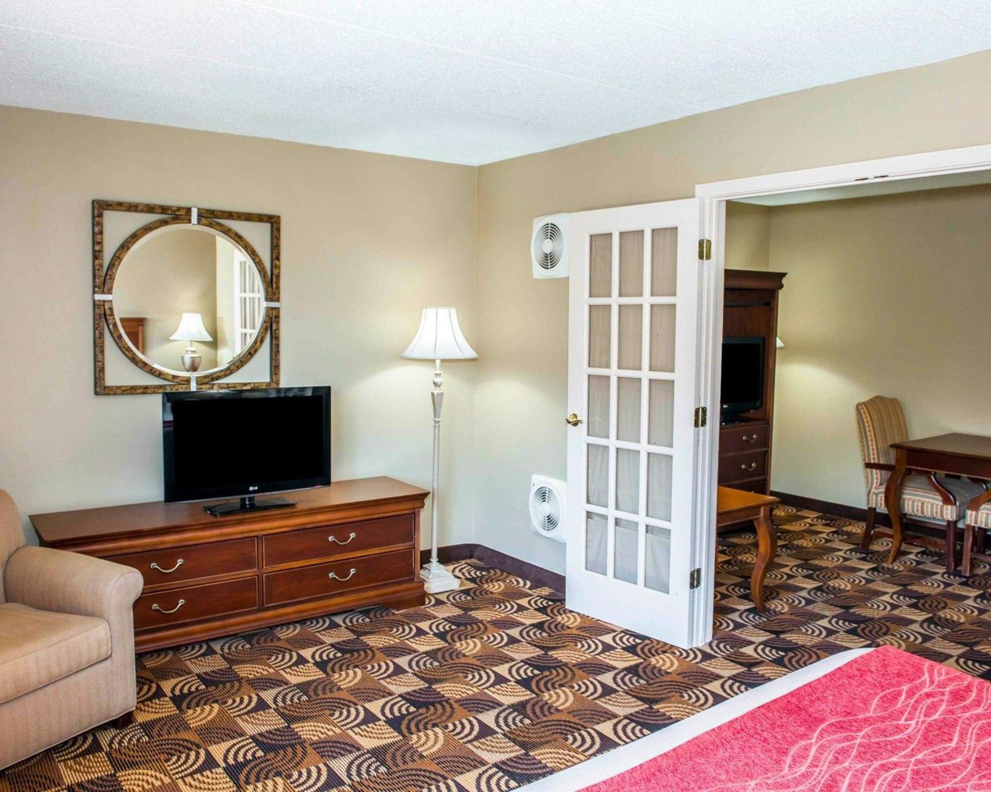 Comfort Inn & Suites North at the Pyramids