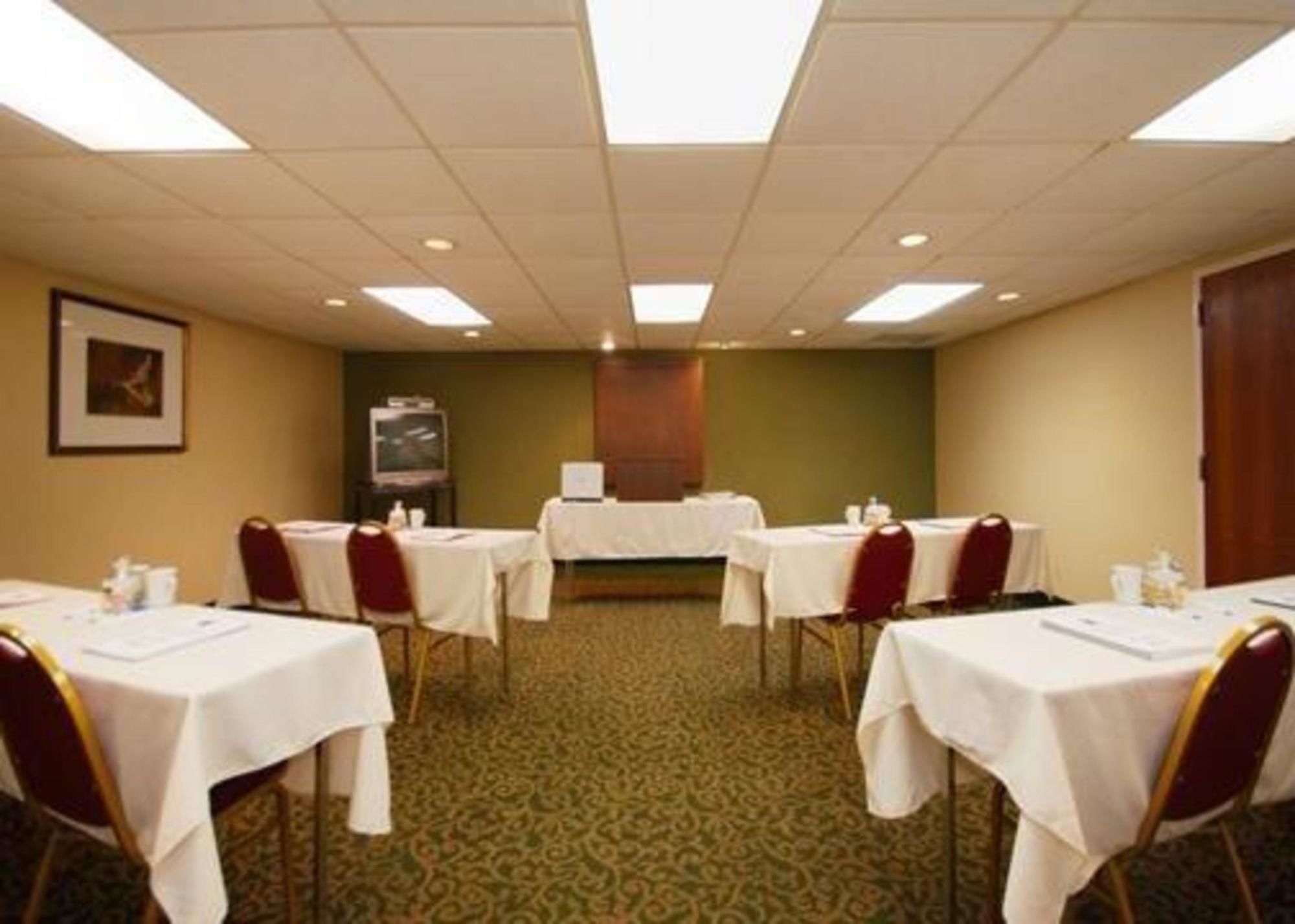 Comfort Inn & Suites North at the Pyramids