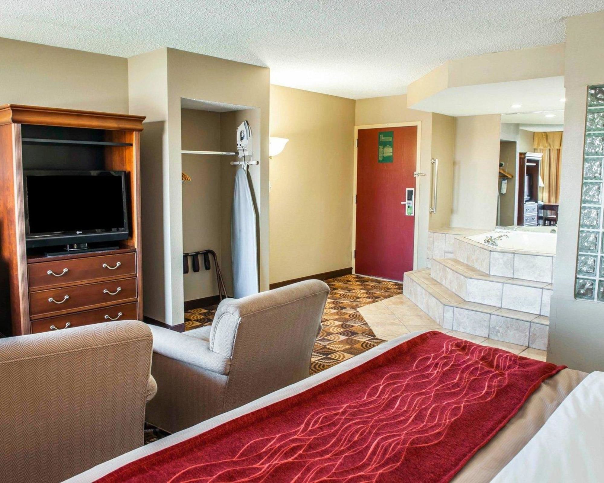 Comfort Inn & Suites North at the Pyramids
