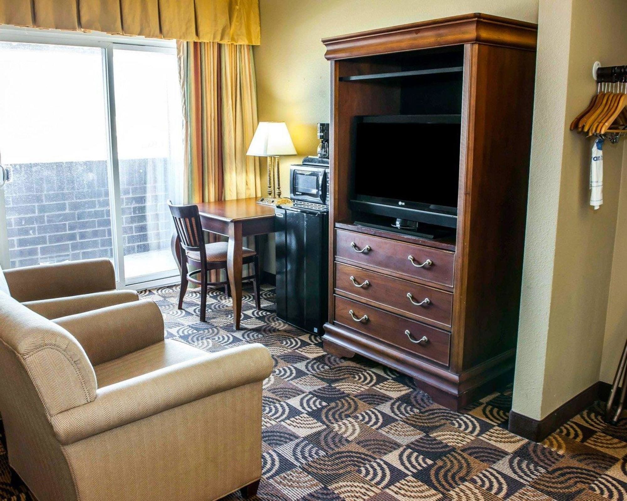 Comfort Inn & Suites North at the Pyramids