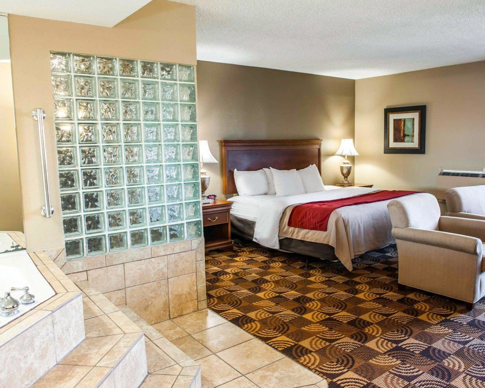 Comfort Inn & Suites North at the Pyramids
