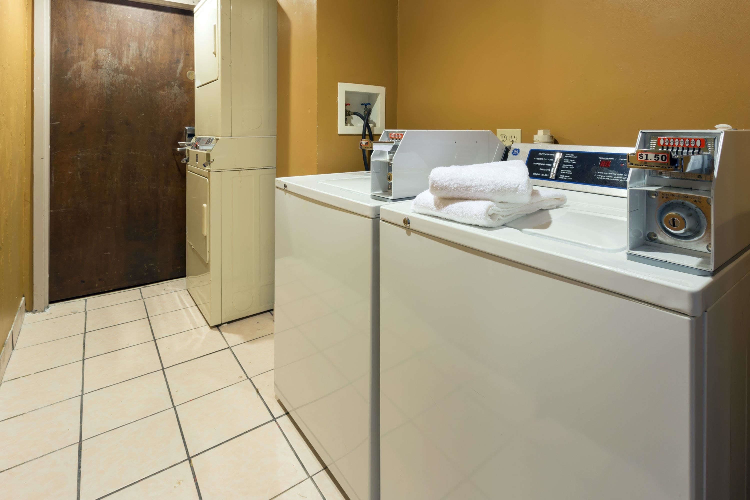 Days Inn & Suites by Wyndham Northwest Indianapolis