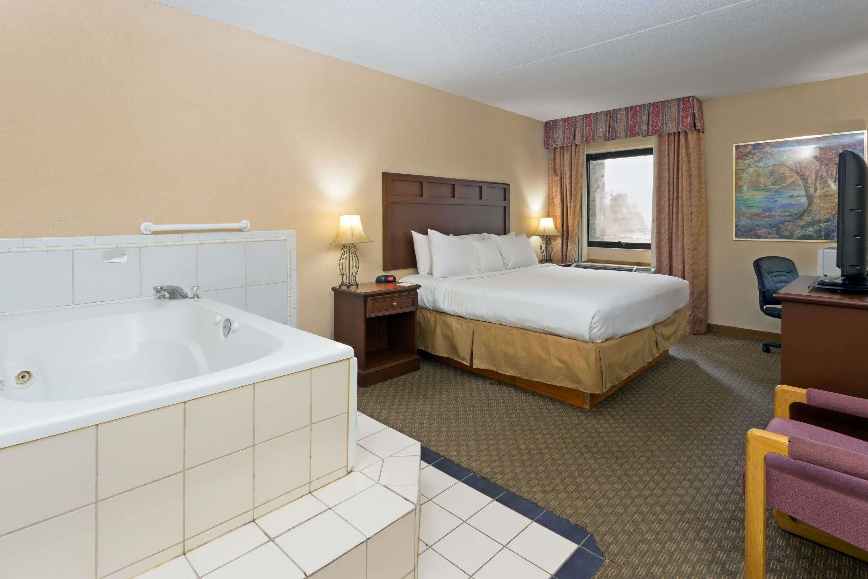 Days Inn & Suites by Wyndham Northwest Indianapolis