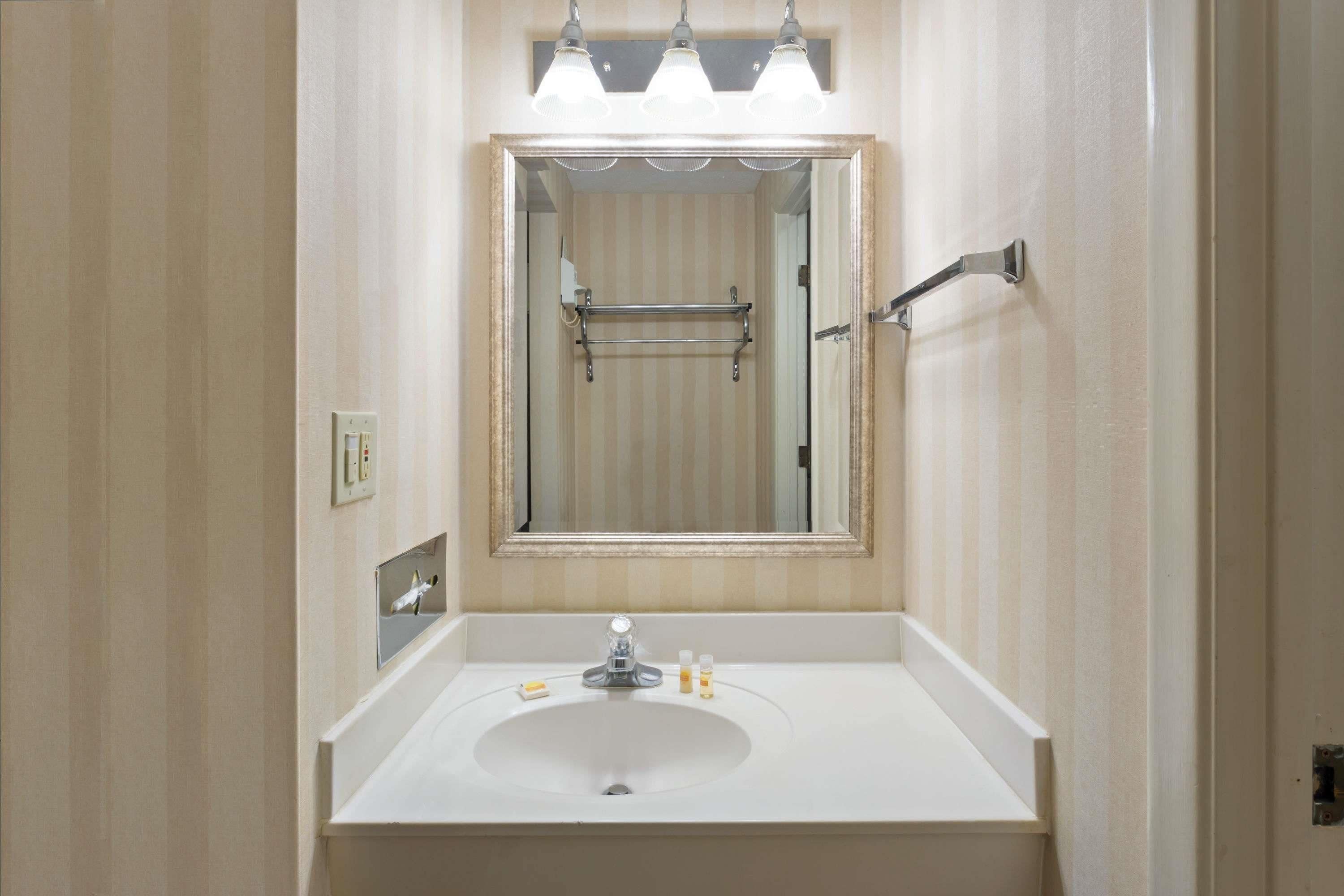 Days Inn & Suites by Wyndham Northwest Indianapolis