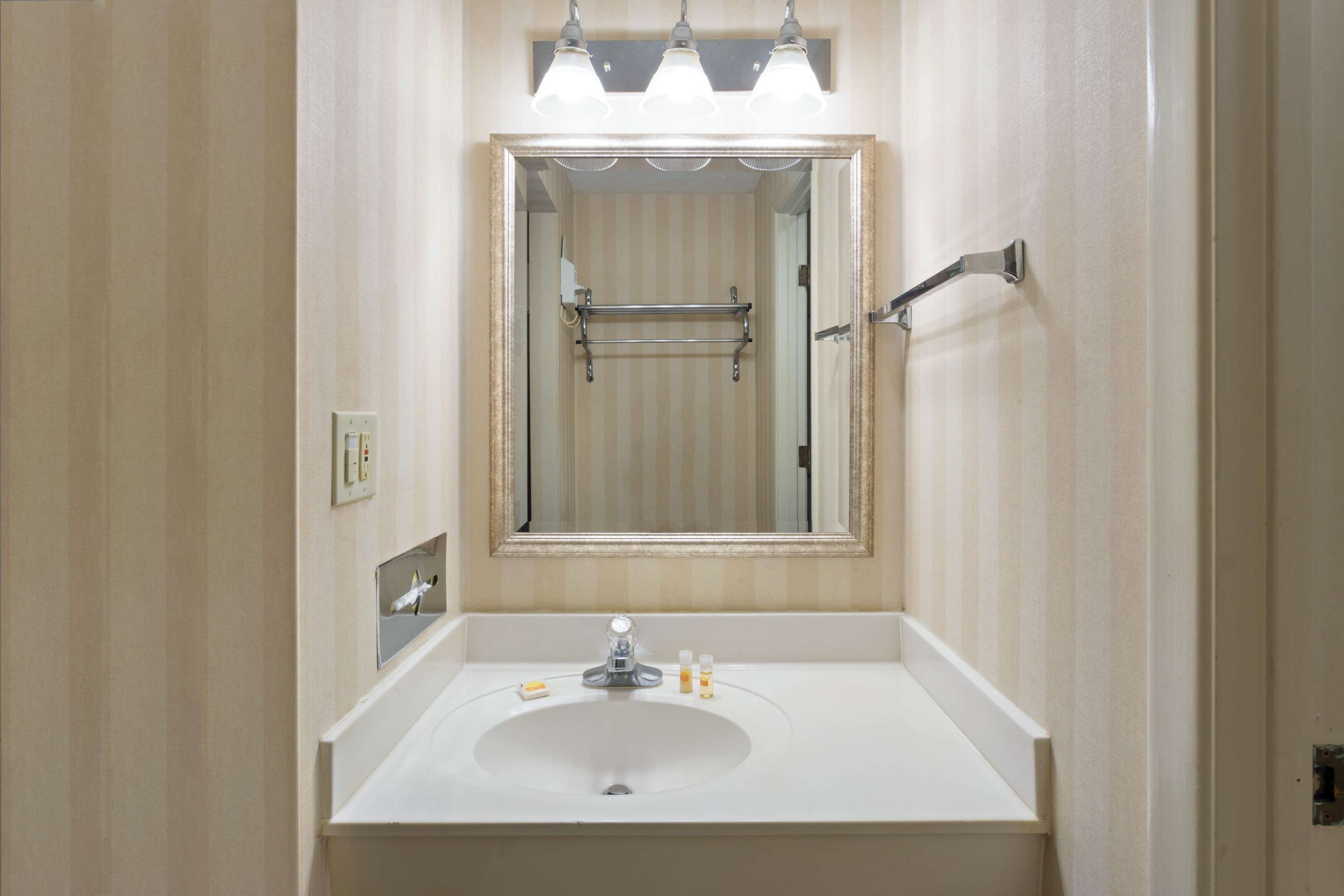 Days Inn & Suites by Wyndham Northwest Indianapolis