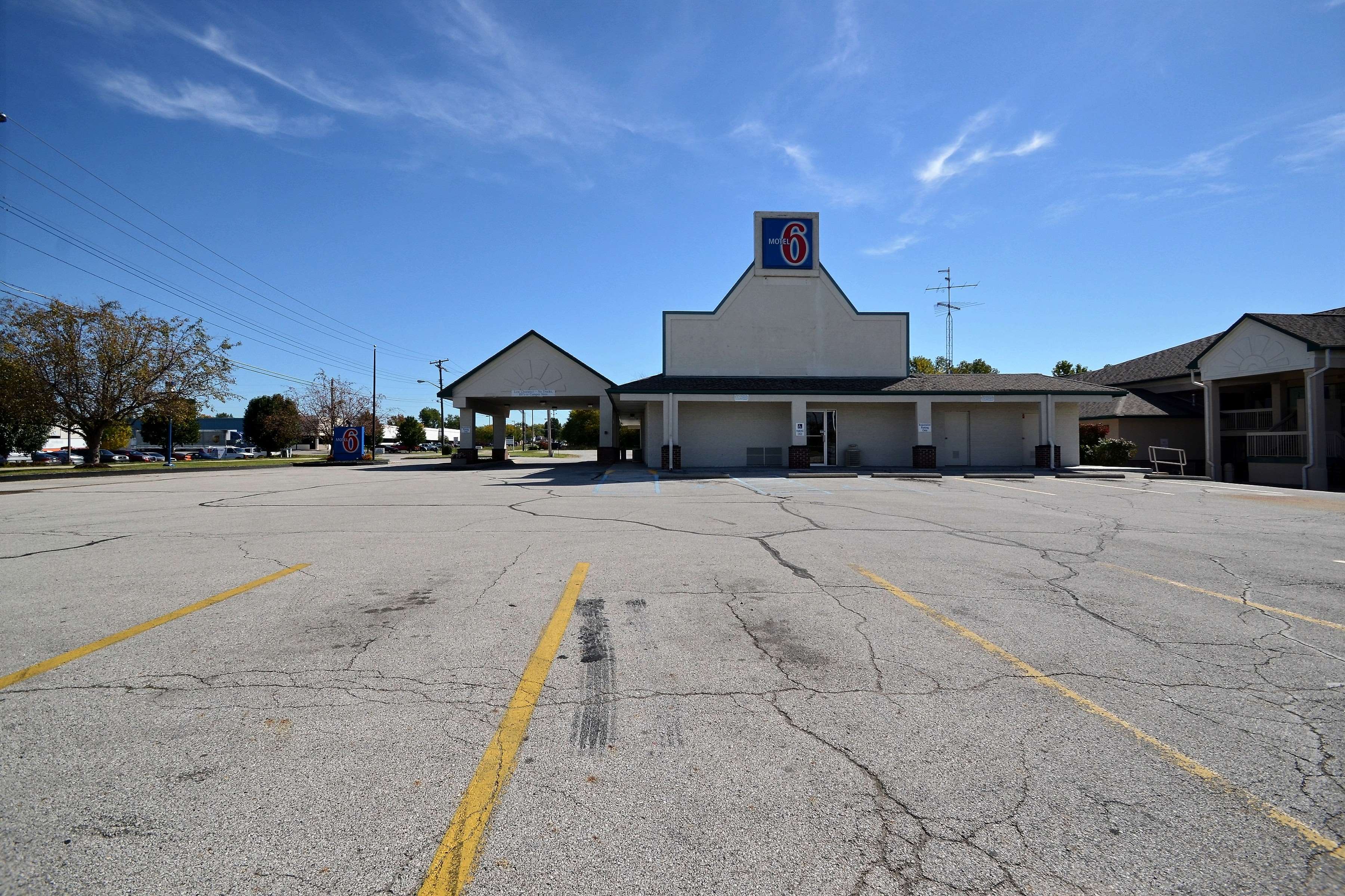 HomeTowne Studios by Red Roof Indianapolis
