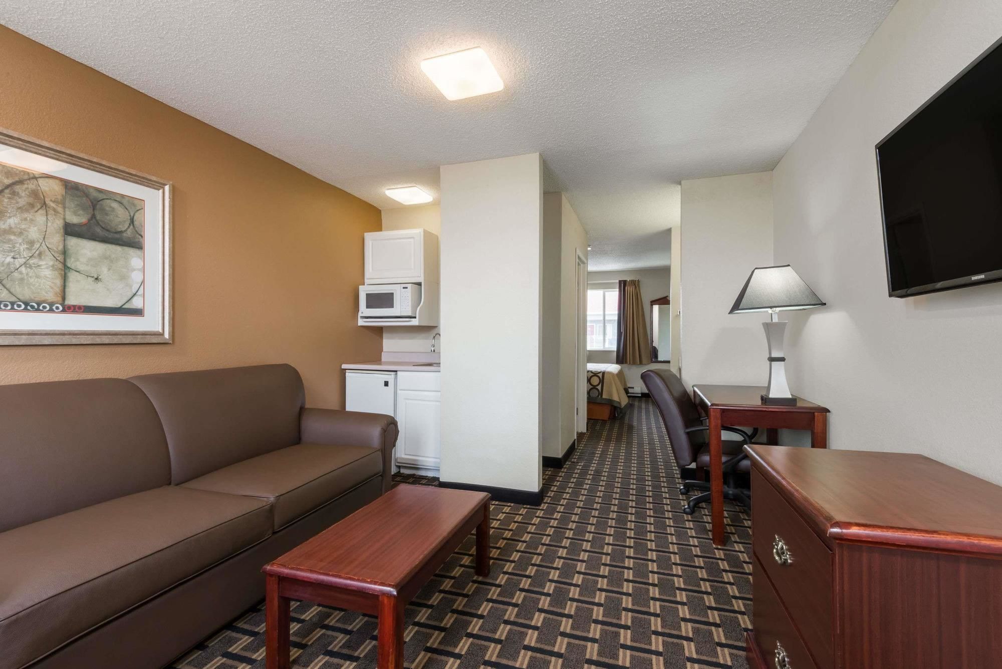 Super 8 by Wyndham Indianapolis/NE/Castleton Area