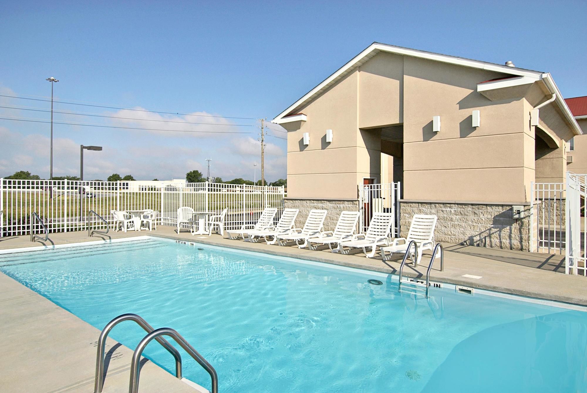 Super 8 by Wyndham Indianapolis/NE/Castleton Area