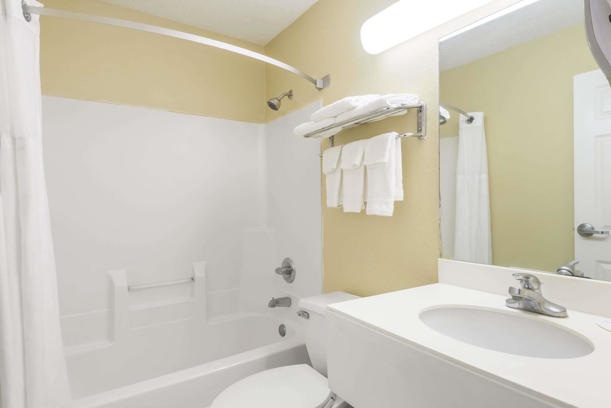 Super 8 by Wyndham Indianapolis/NE/Castleton Area