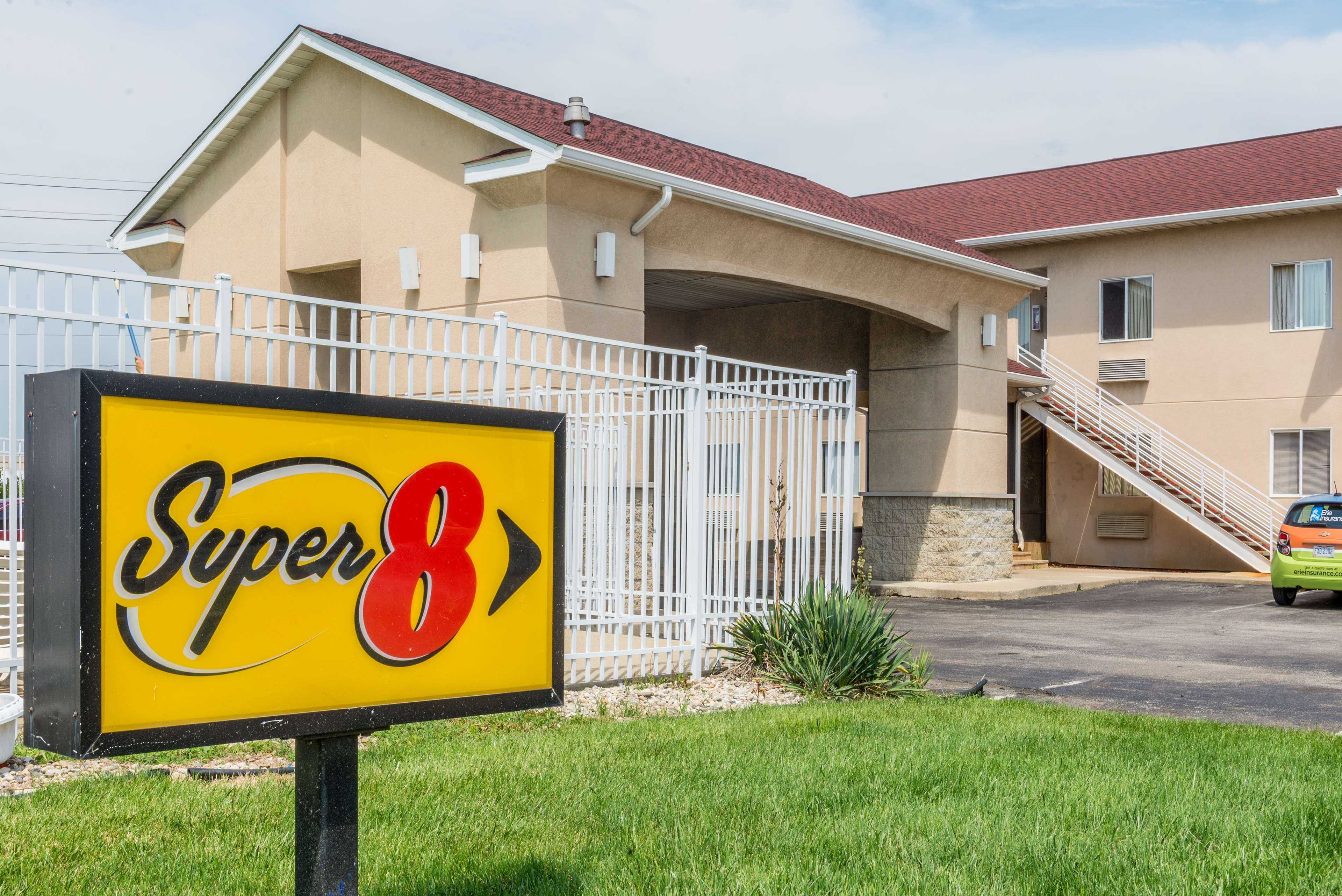 Super 8 by Wyndham Indianapolis/NE/Castleton Area