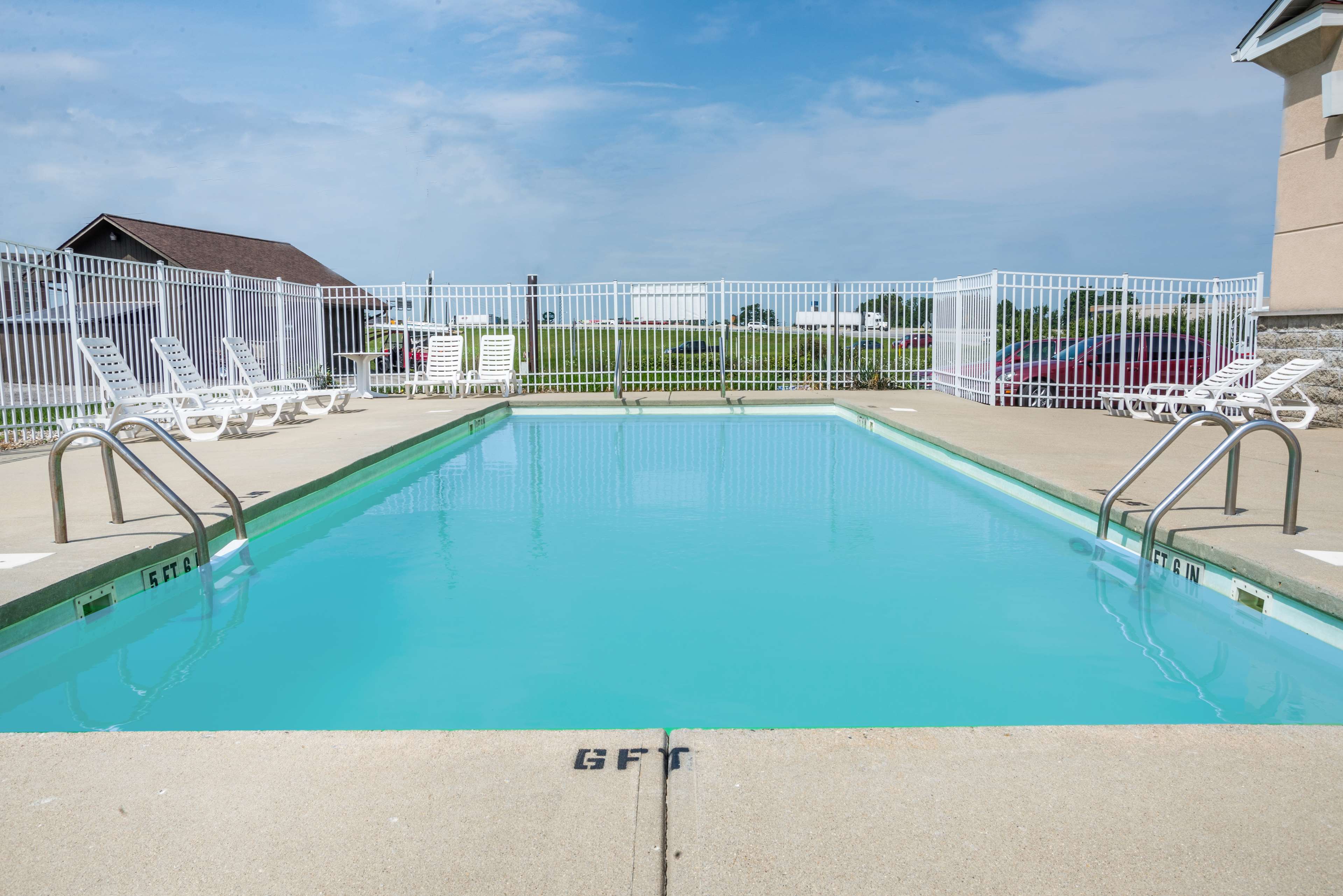 Super 8 by Wyndham Indianapolis/NE/Castleton Area