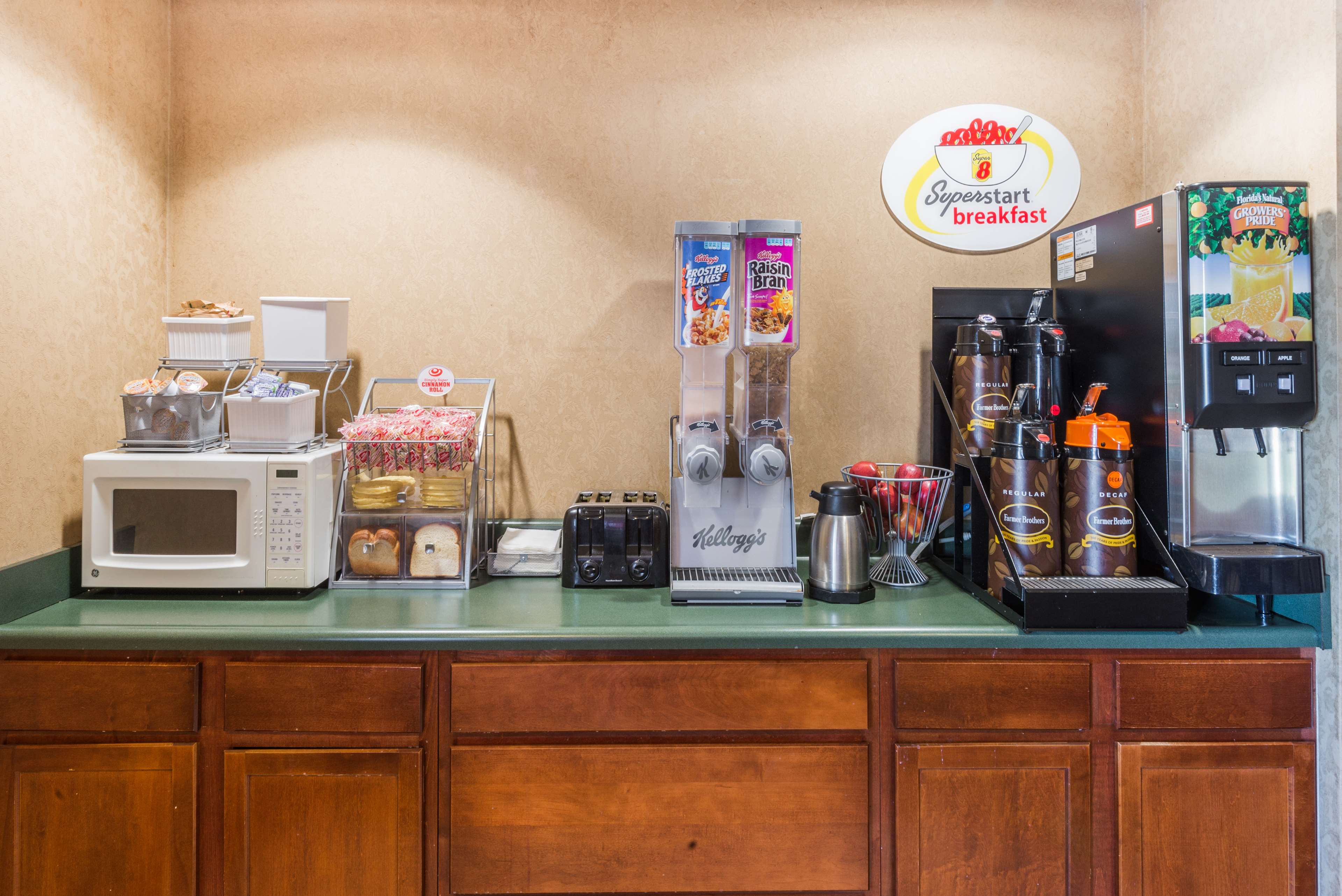 Super 8 by Wyndham Indianapolis/NE/Castleton Area