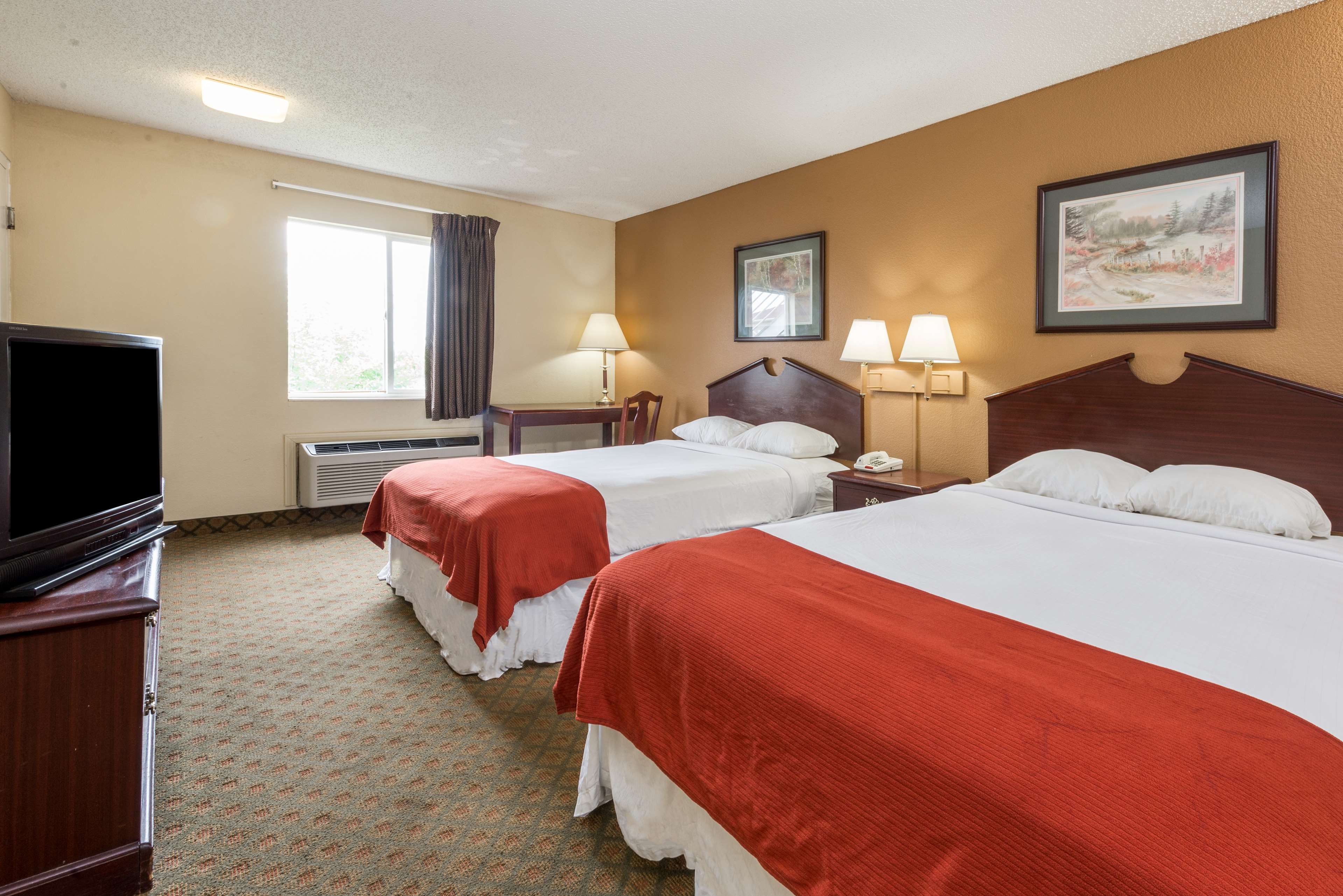 Super 8 by Wyndham Indianapolis/NE/Castleton Area