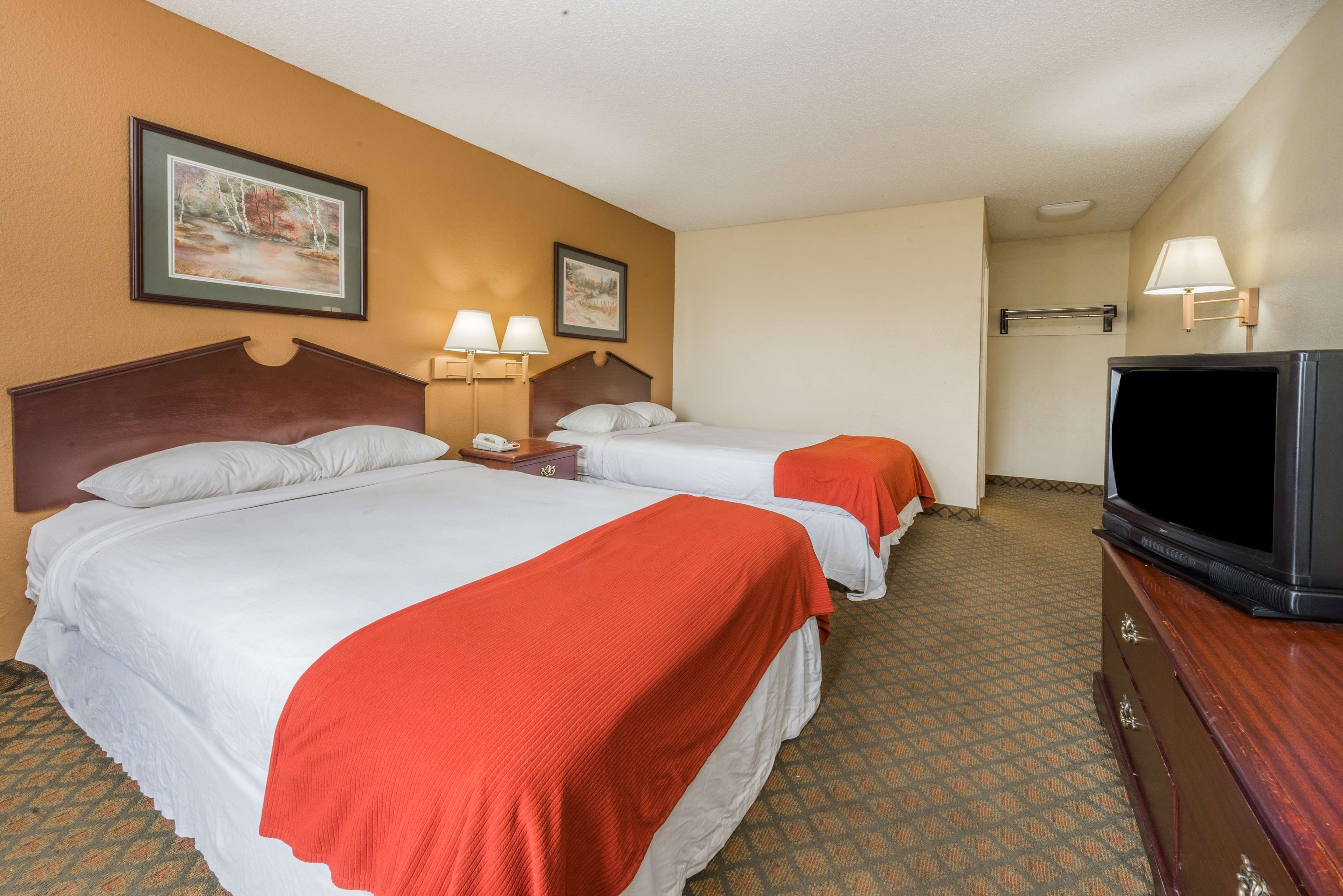 Super 8 by Wyndham Indianapolis/NE/Castleton Area