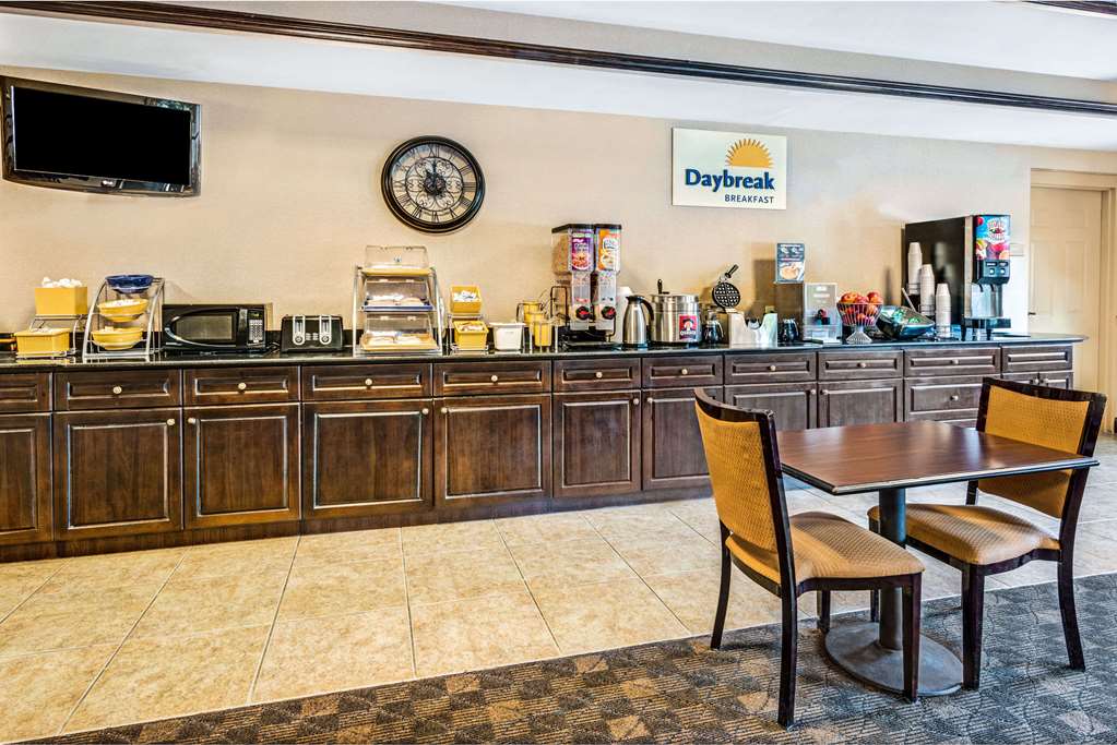 Days Inn & Suites by Wyndham Jeffersonville IN