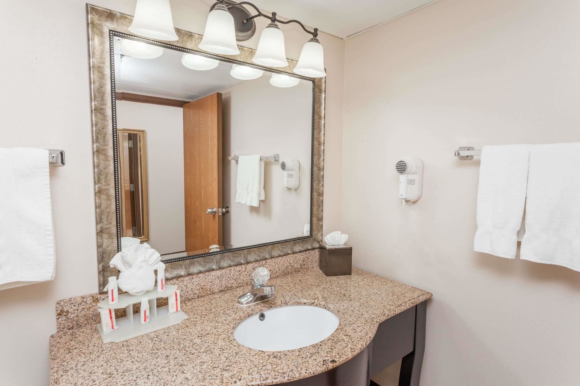 Baymont Inn & Suites by Wyndham Lafayette / Purdue Area