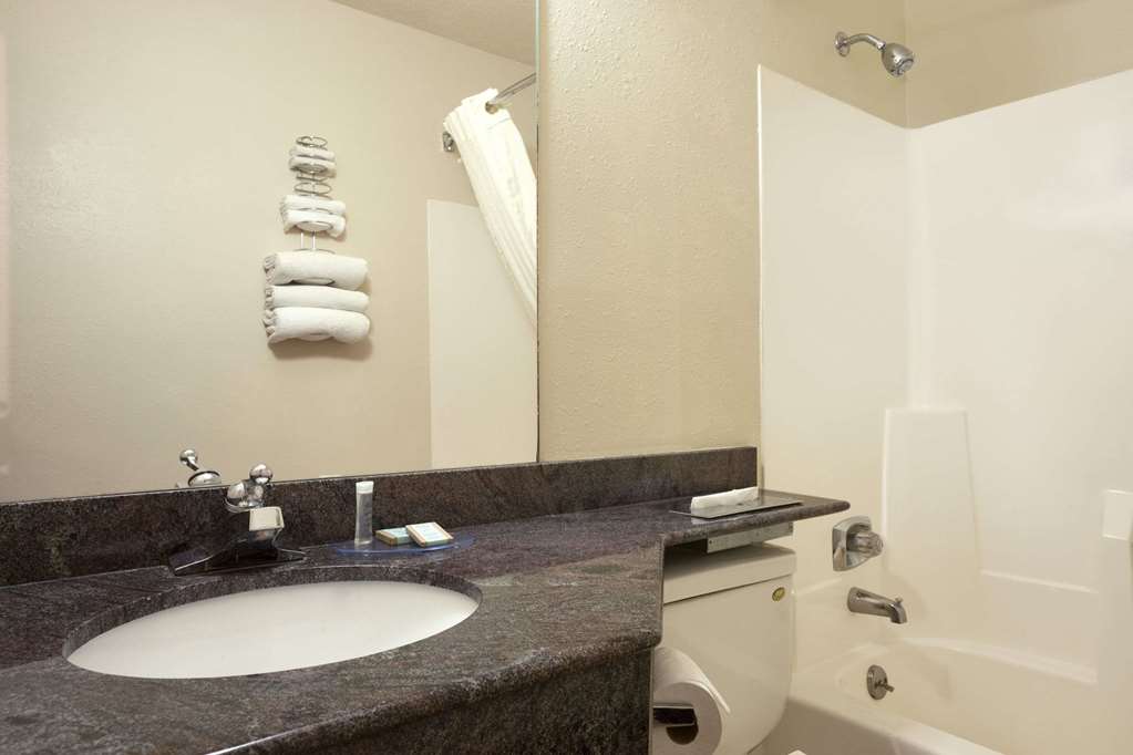Travelodge by Wyndham La Porte/Michigan City Area