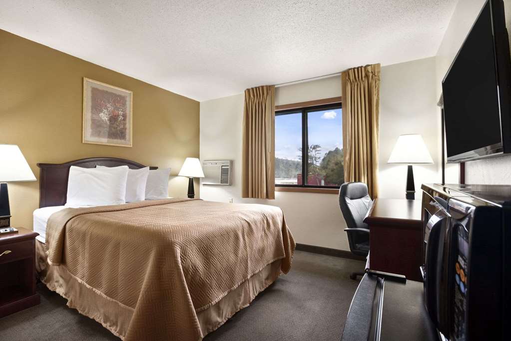 Travelodge by Wyndham La Porte/Michigan City Area