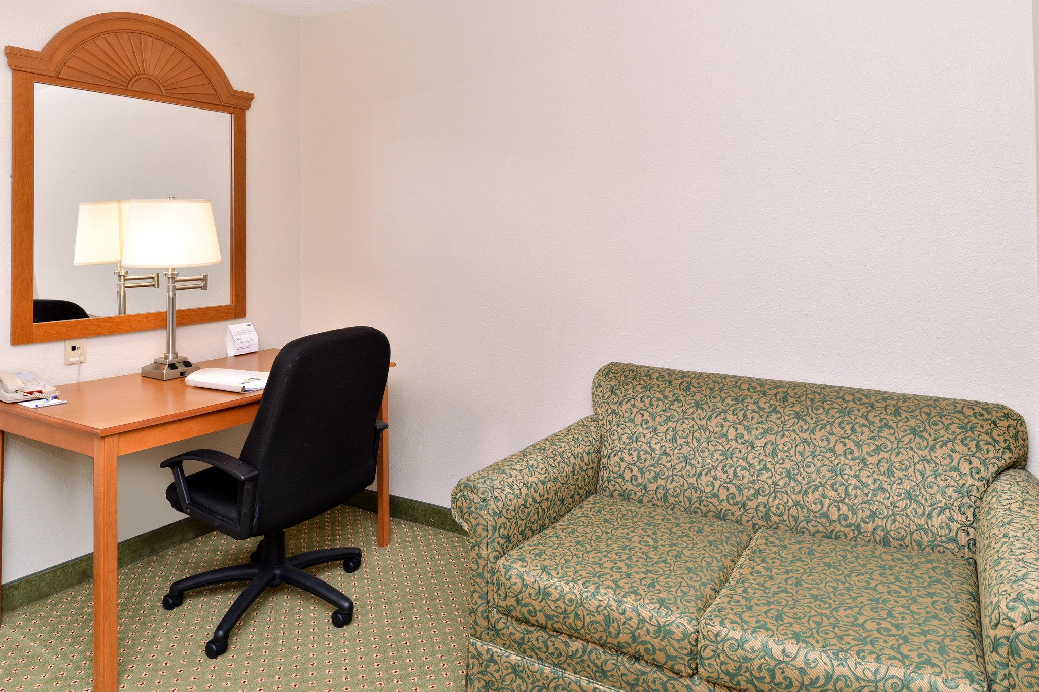 Holiday Inn Express & Suites Madison
