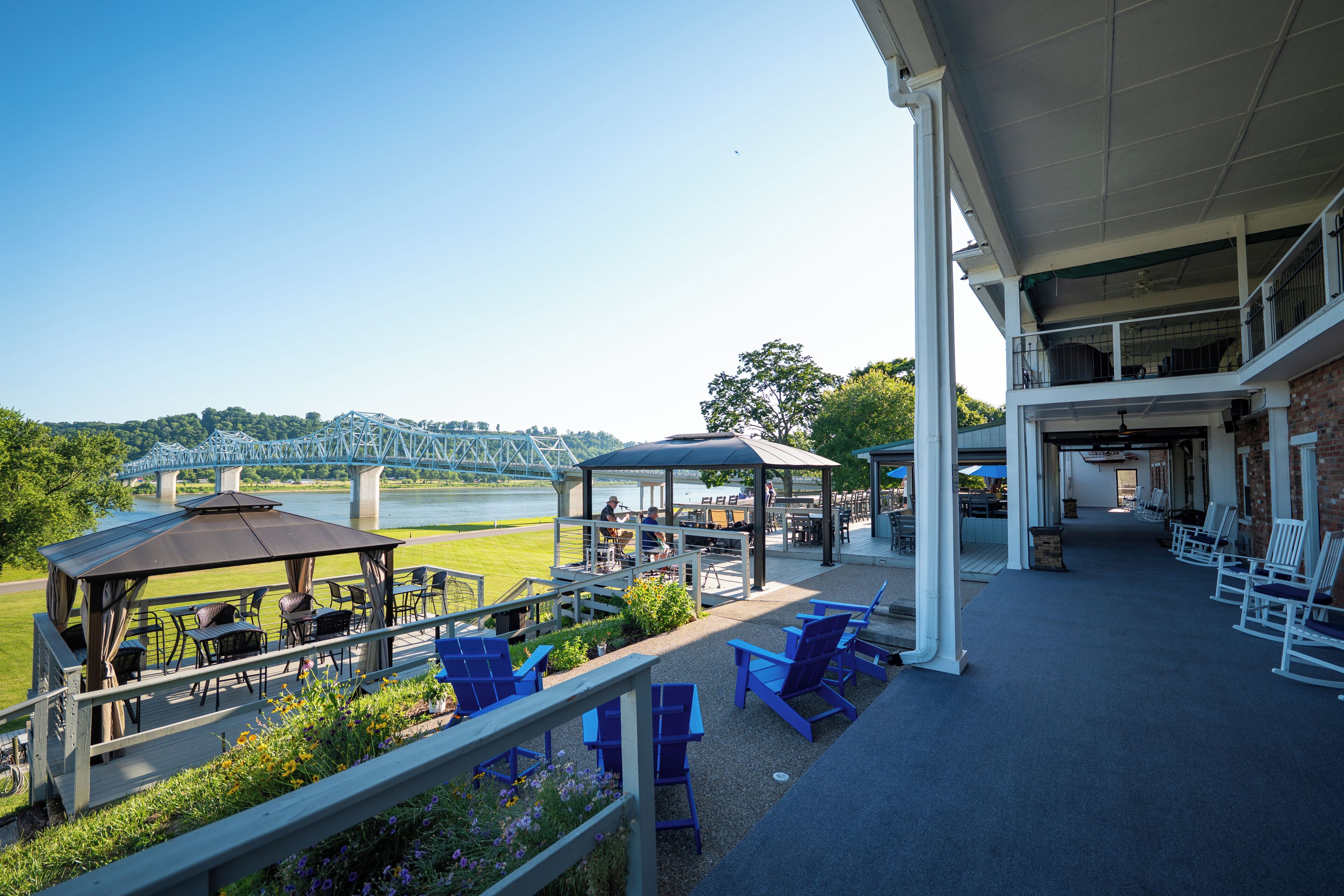 Riverboat Inn & Suites