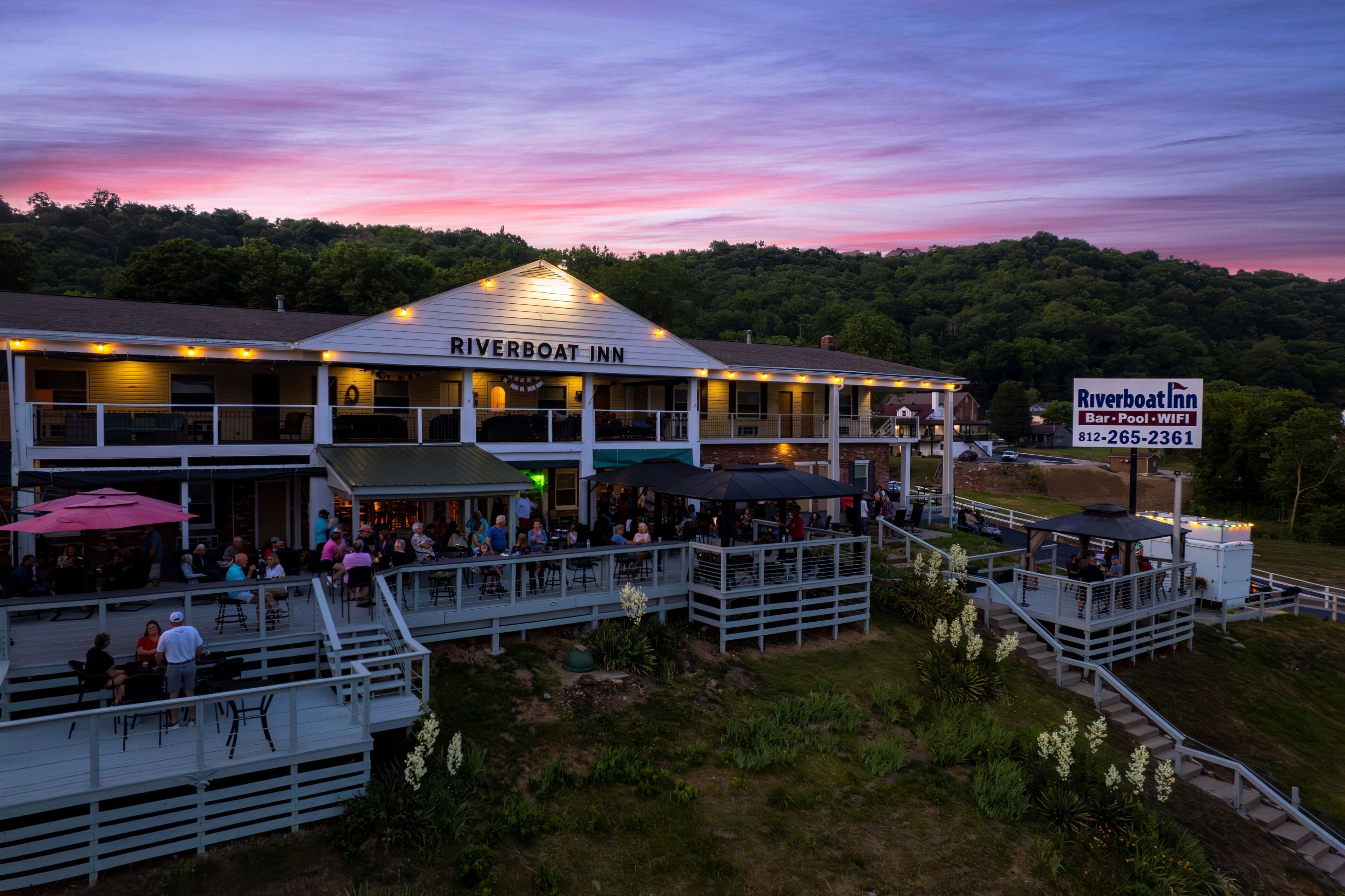Riverboat Inn & Suites