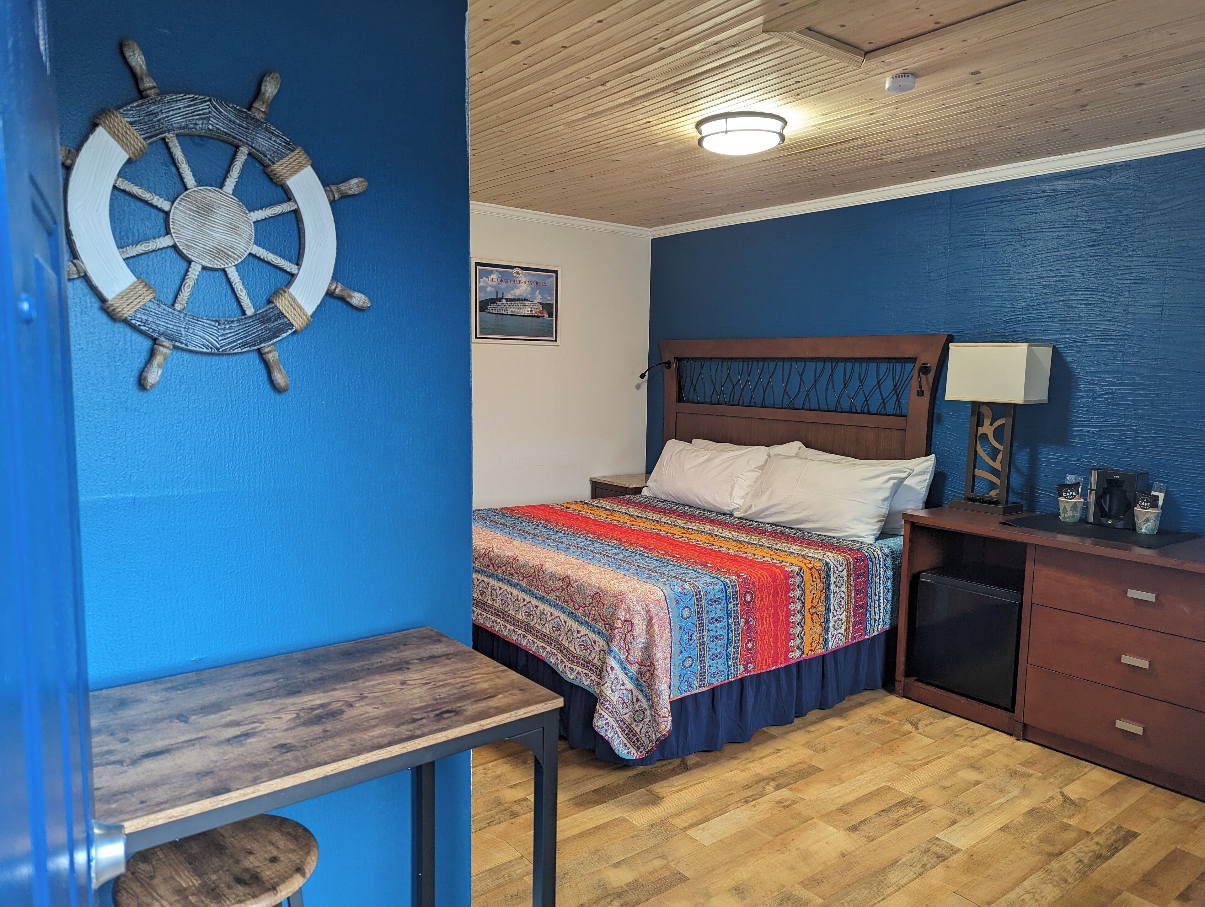 Riverboat Inn & Suites
