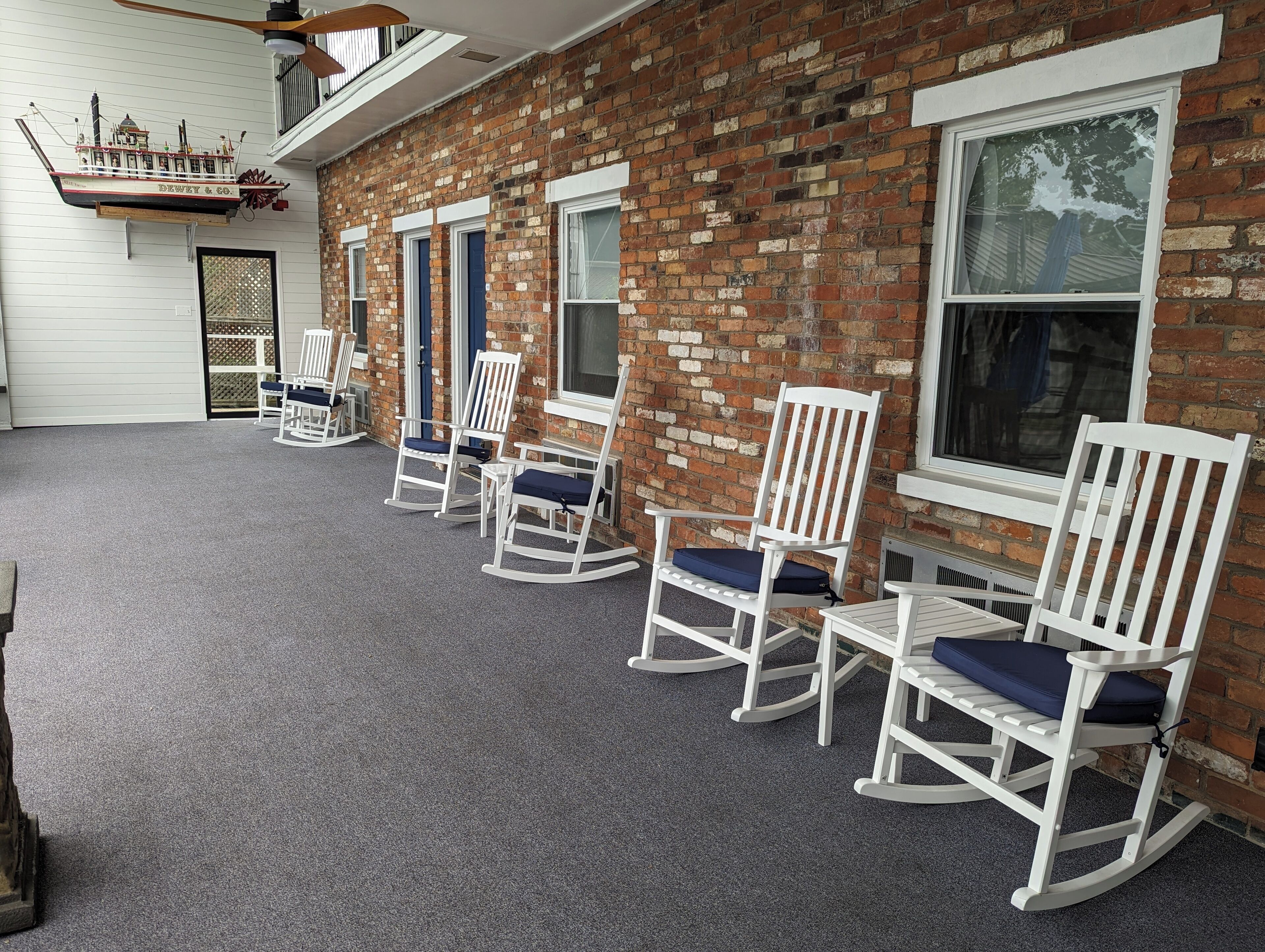 Riverboat Inn & Suites