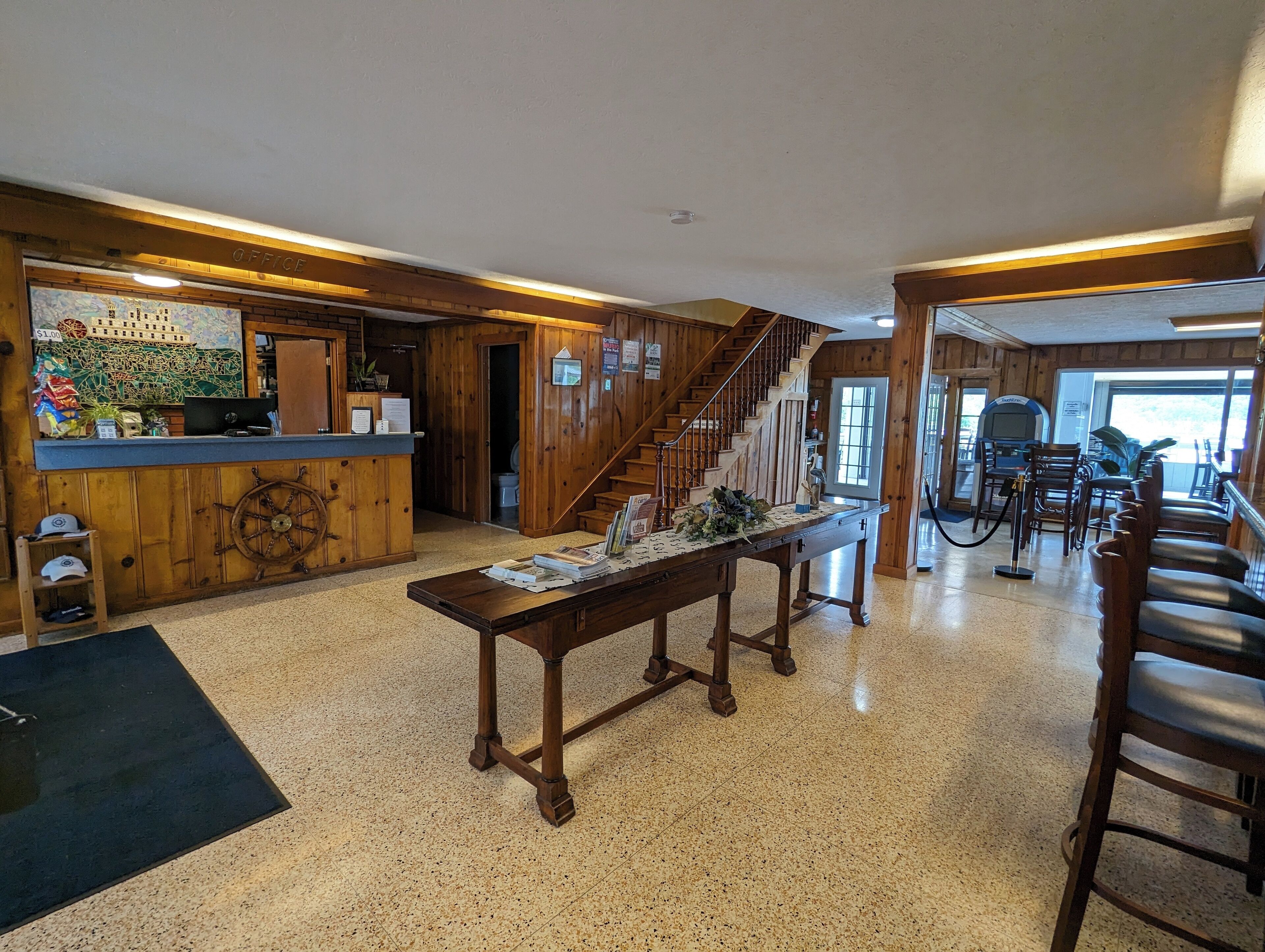Riverboat Inn & Suites