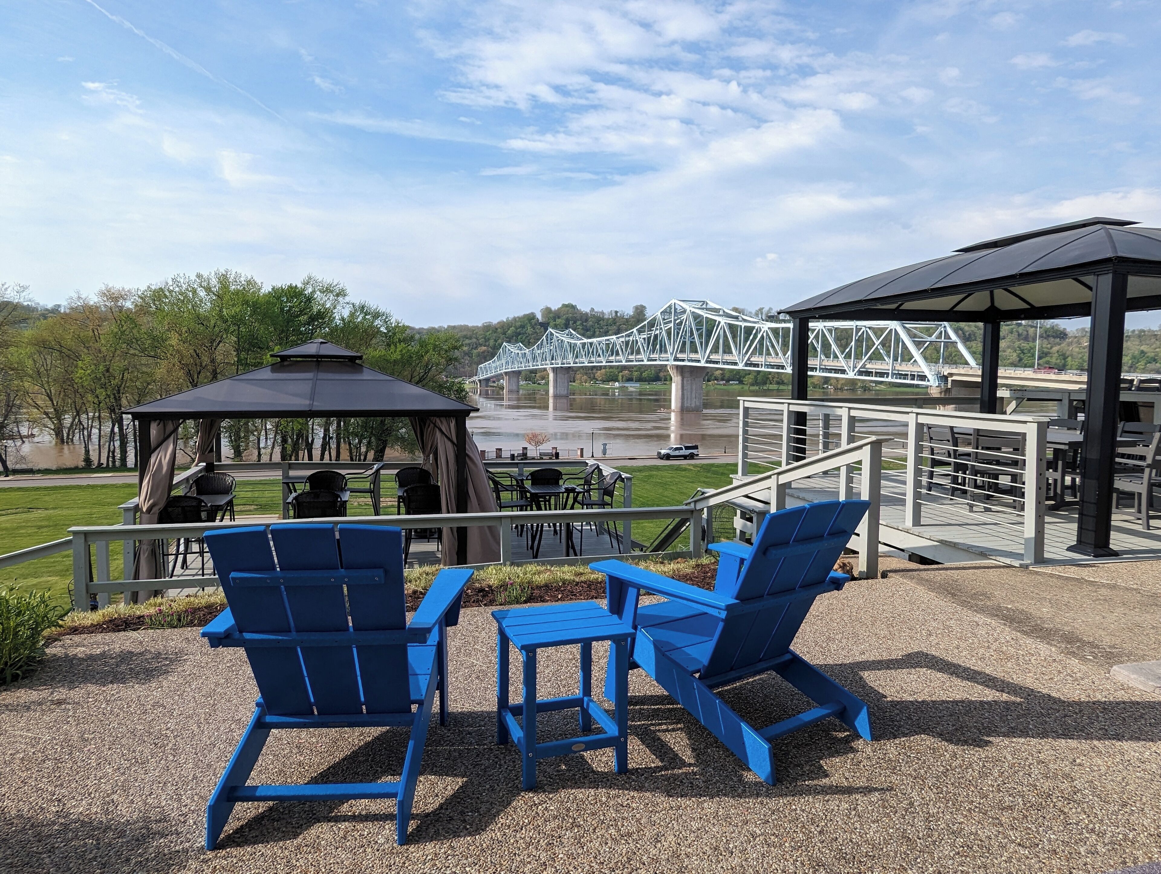 Riverboat Inn & Suites