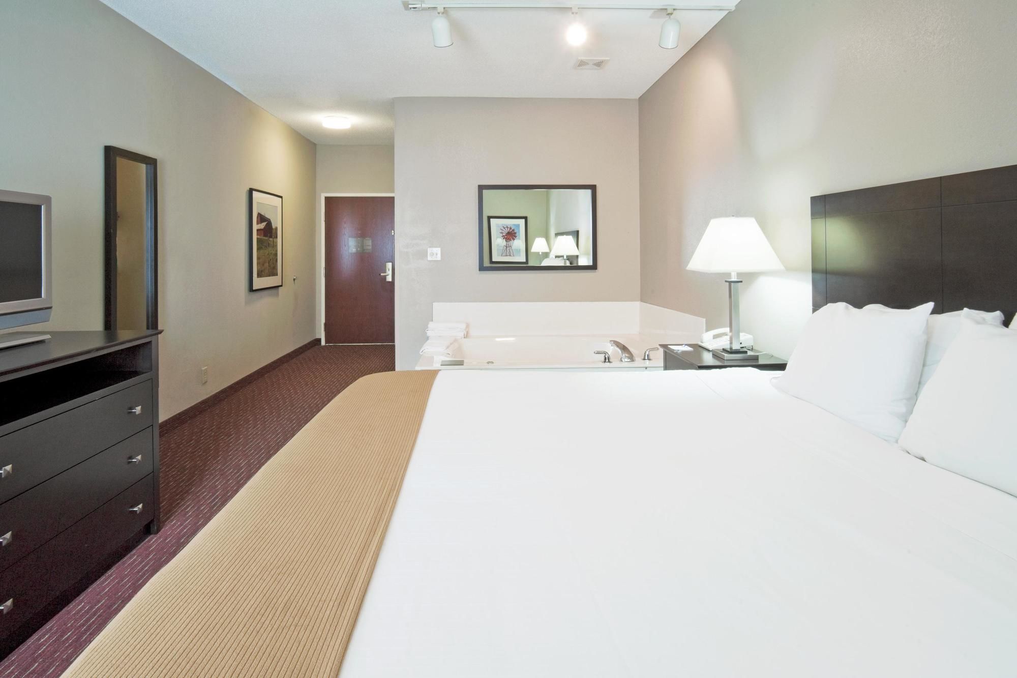 Holiday Inn Express Fort Wayne-East (New Haven)