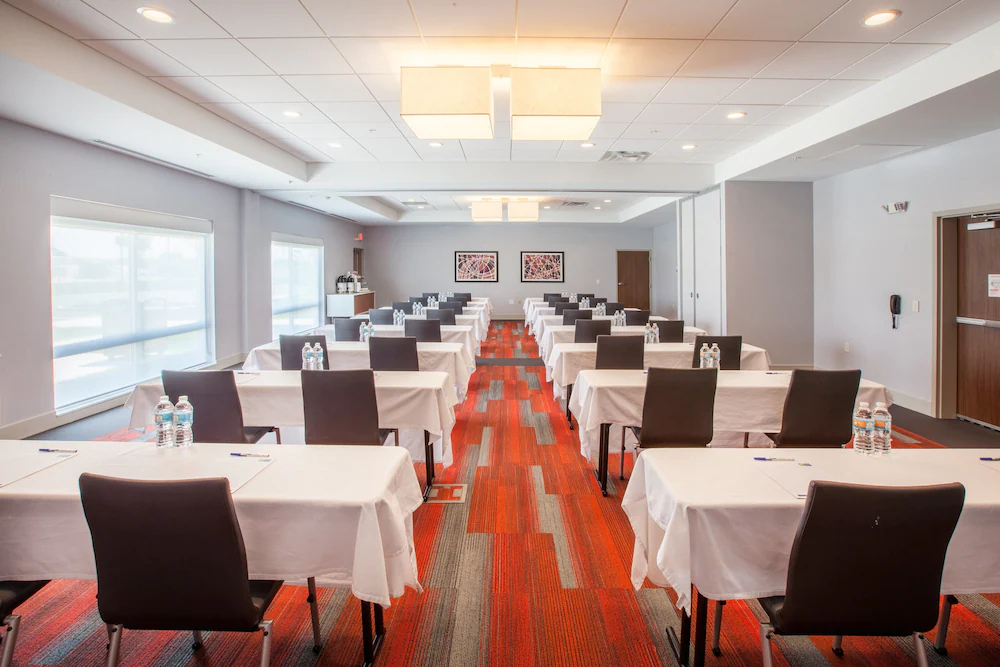 Holiday Inn Express and Suites Indianapolis NE - Noblesville