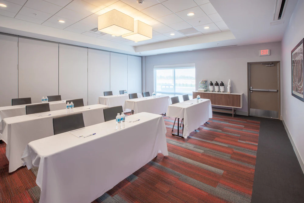 Holiday Inn Express and Suites Indianapolis NE - Noblesville