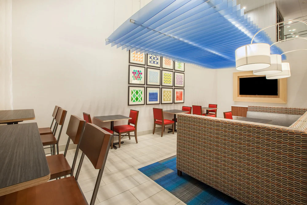 Holiday Inn Express and Suites Indianapolis NE - Noblesville