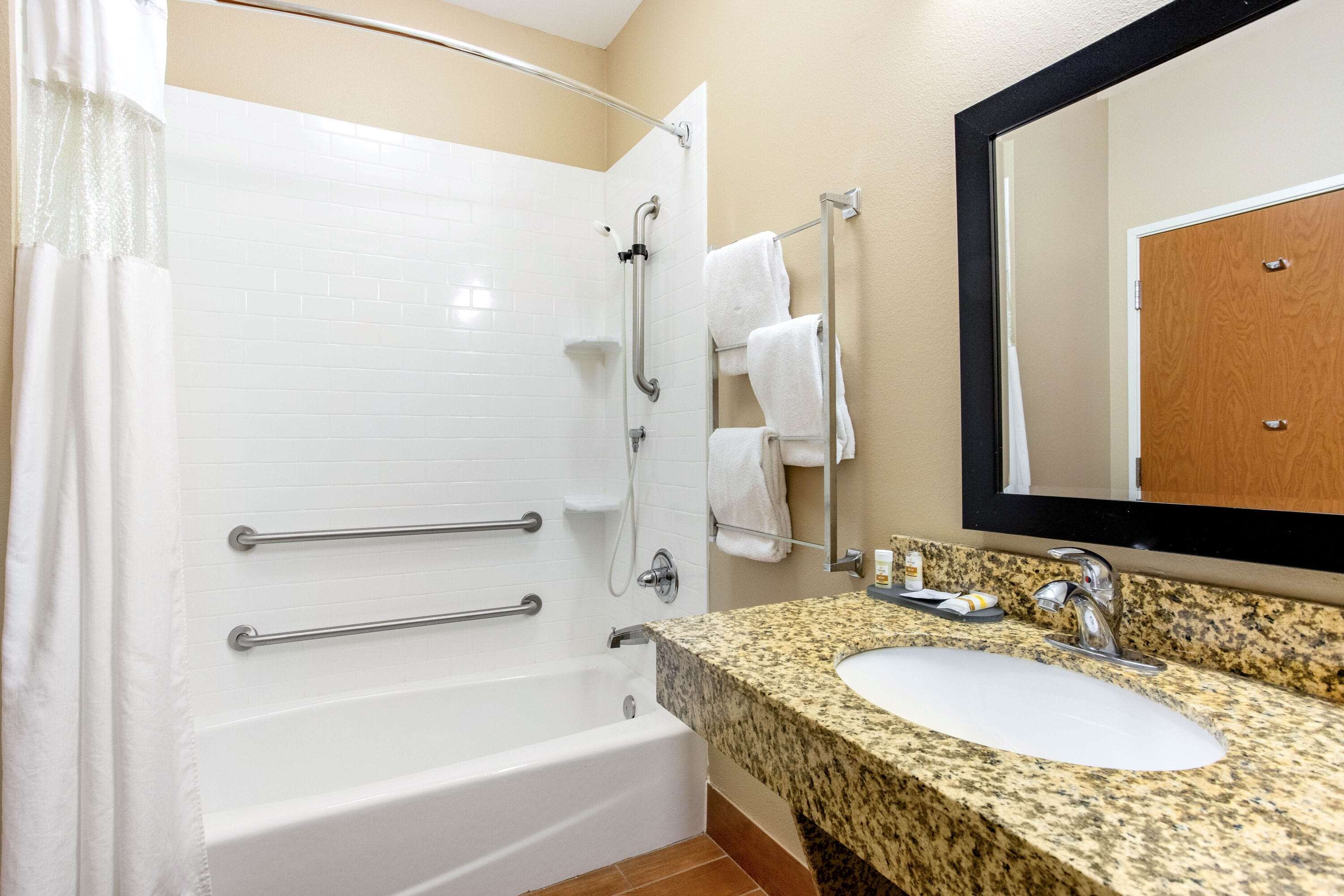 La Quinta Inn & Suites by Wyndham Indianapolis Airport West