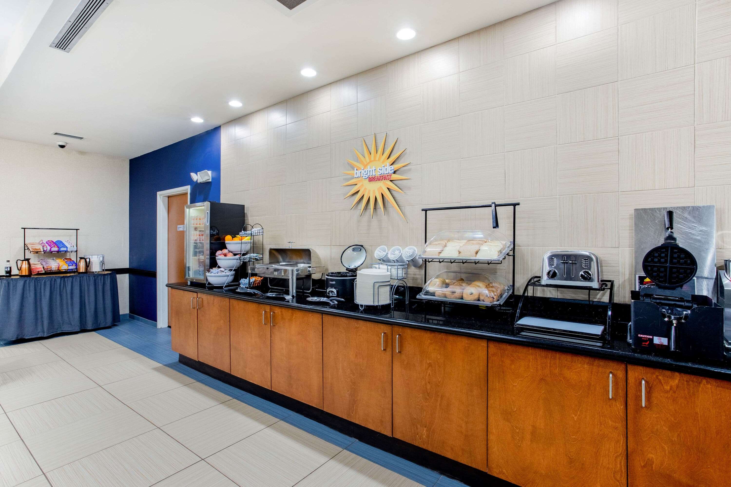 La Quinta Inn & Suites by Wyndham Indianapolis Airport West