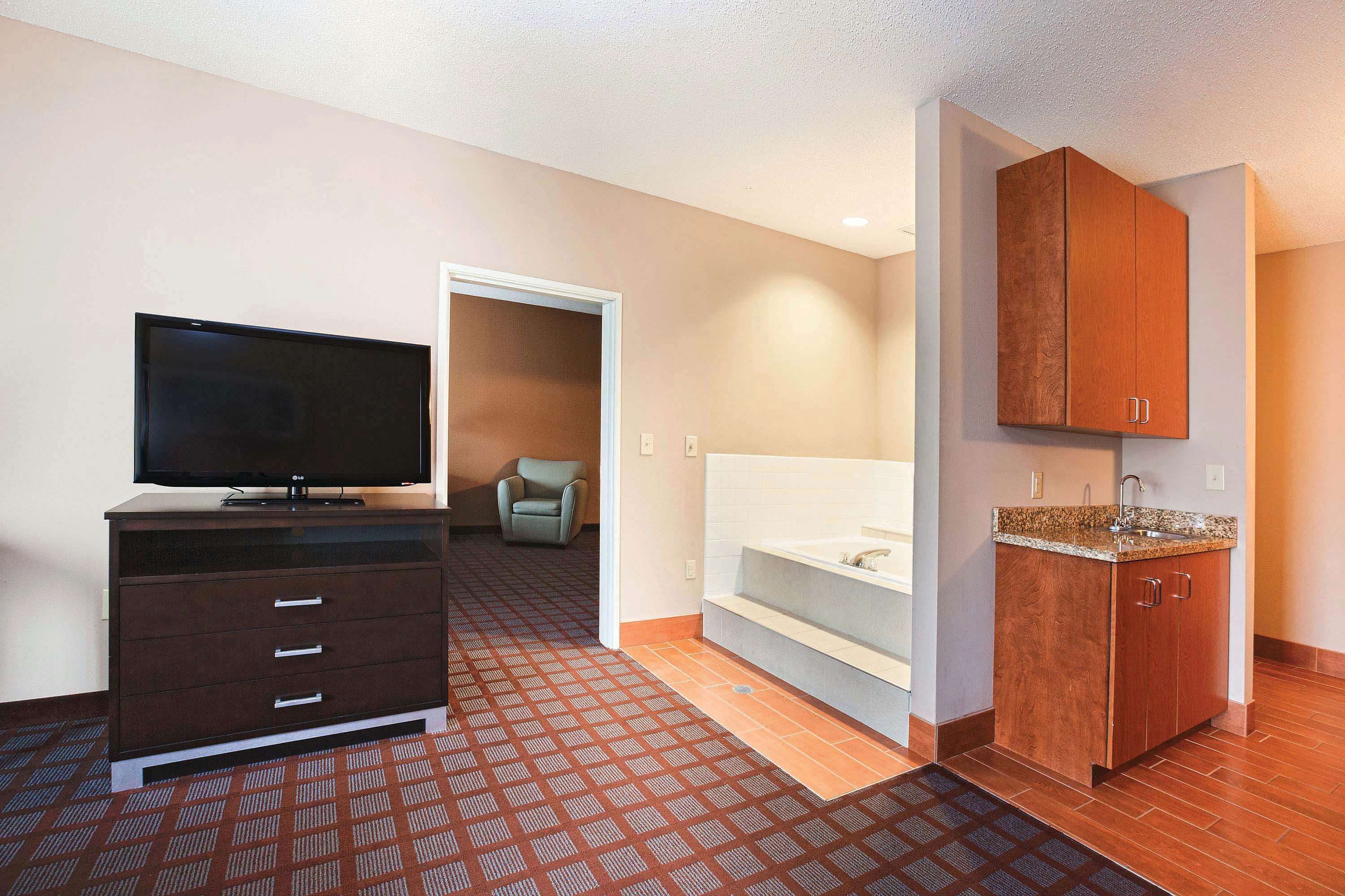 La Quinta Inn & Suites by Wyndham Indianapolis Airport West