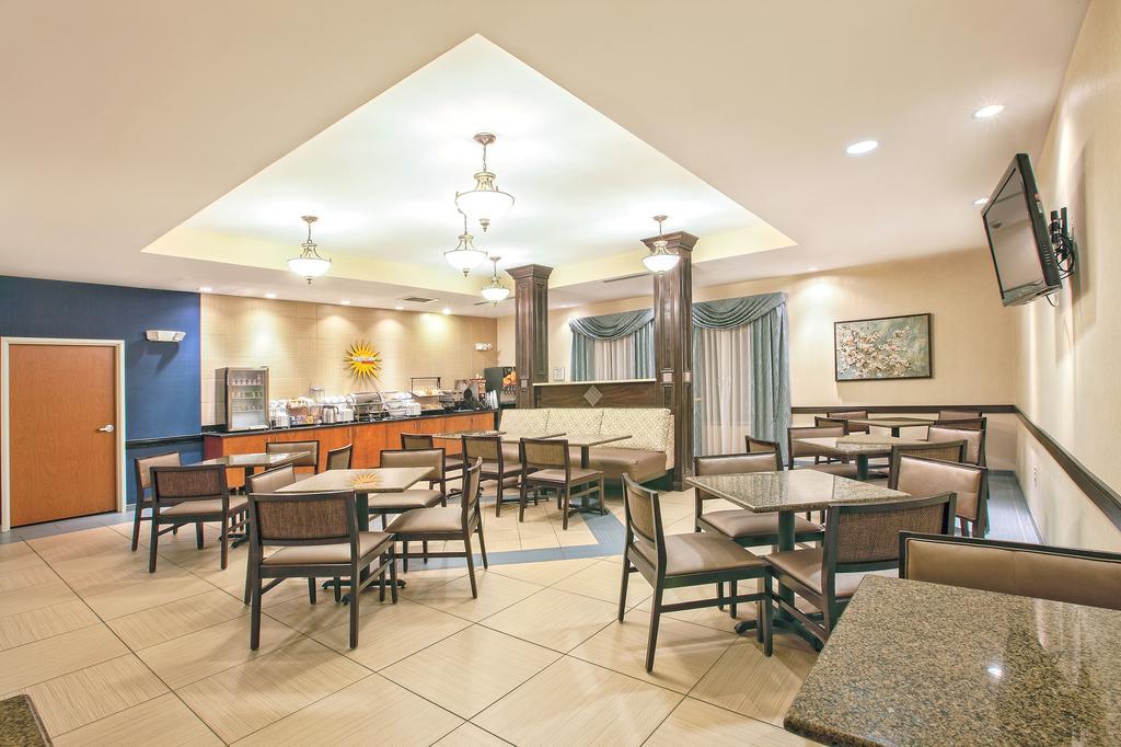 La Quinta Inn & Suites by Wyndham Indianapolis Airport West