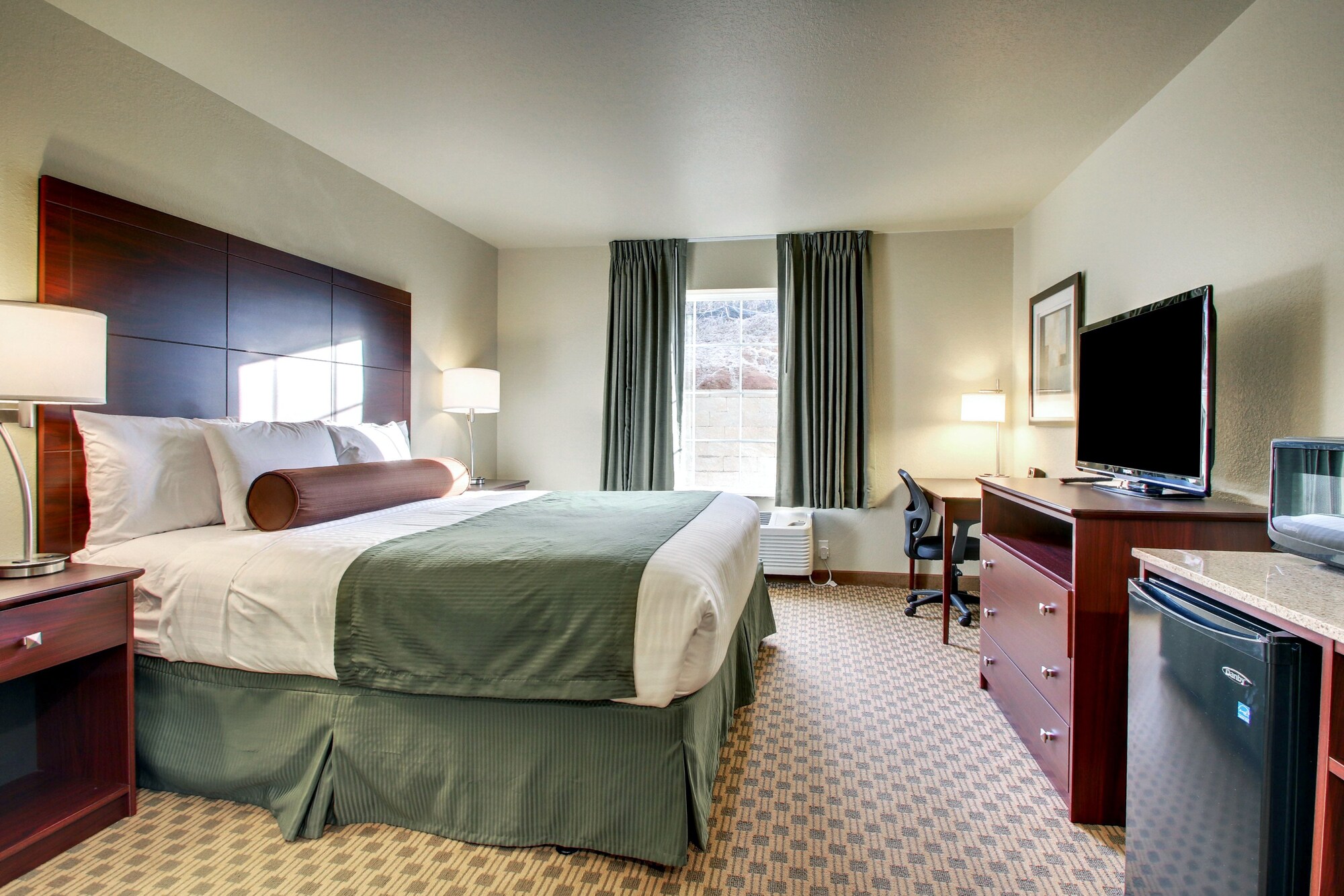 Cobblestone Hotel & Suites