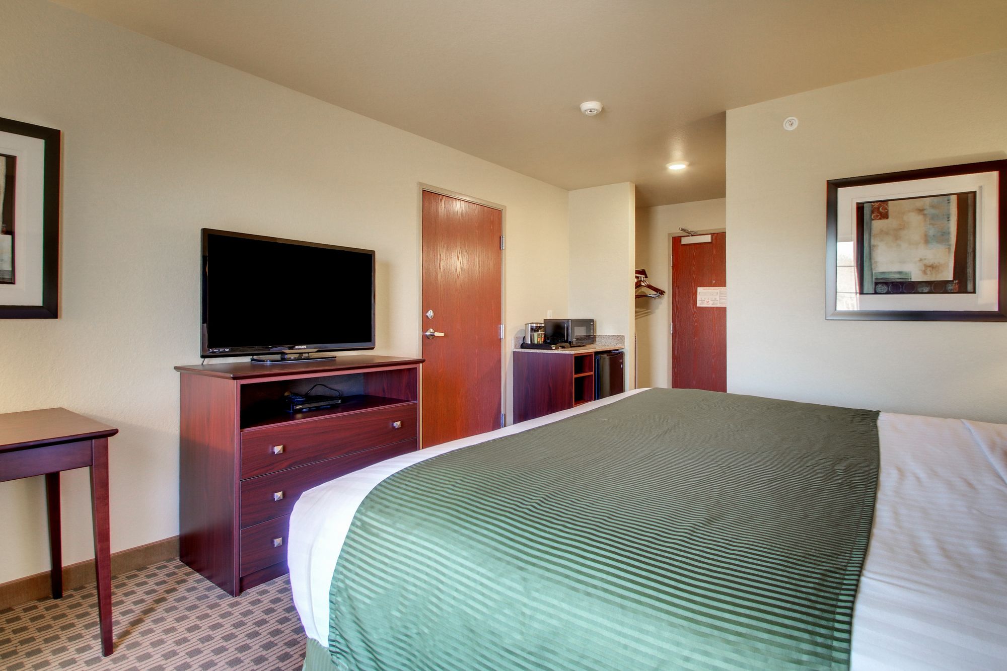 Cobblestone Hotel & Suites
